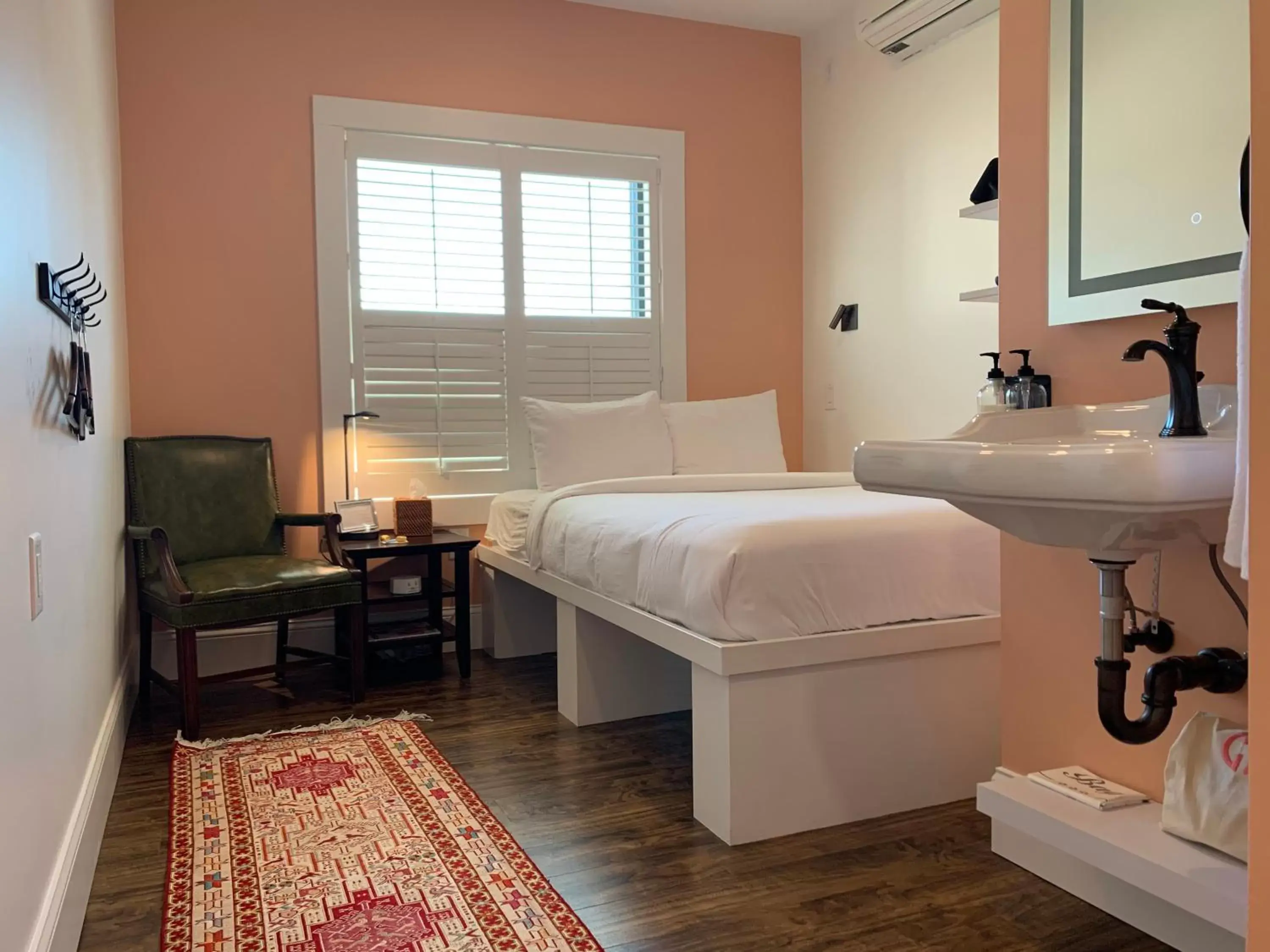 Queen Room - Disability Access in The Cabot Lodge Queen Room - Disability Access in The Cabot Lodge