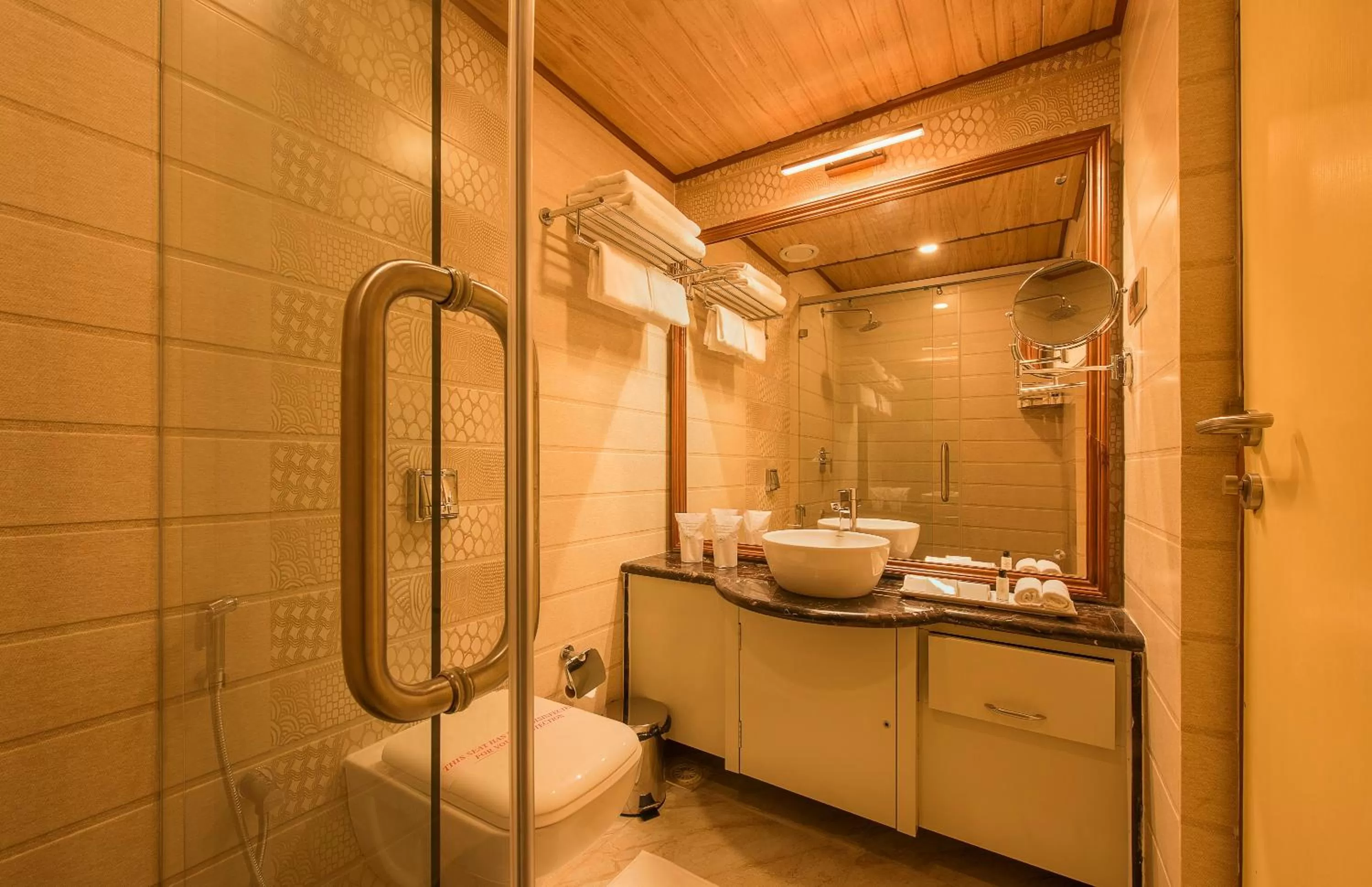 Shower in White Lotus Hotel