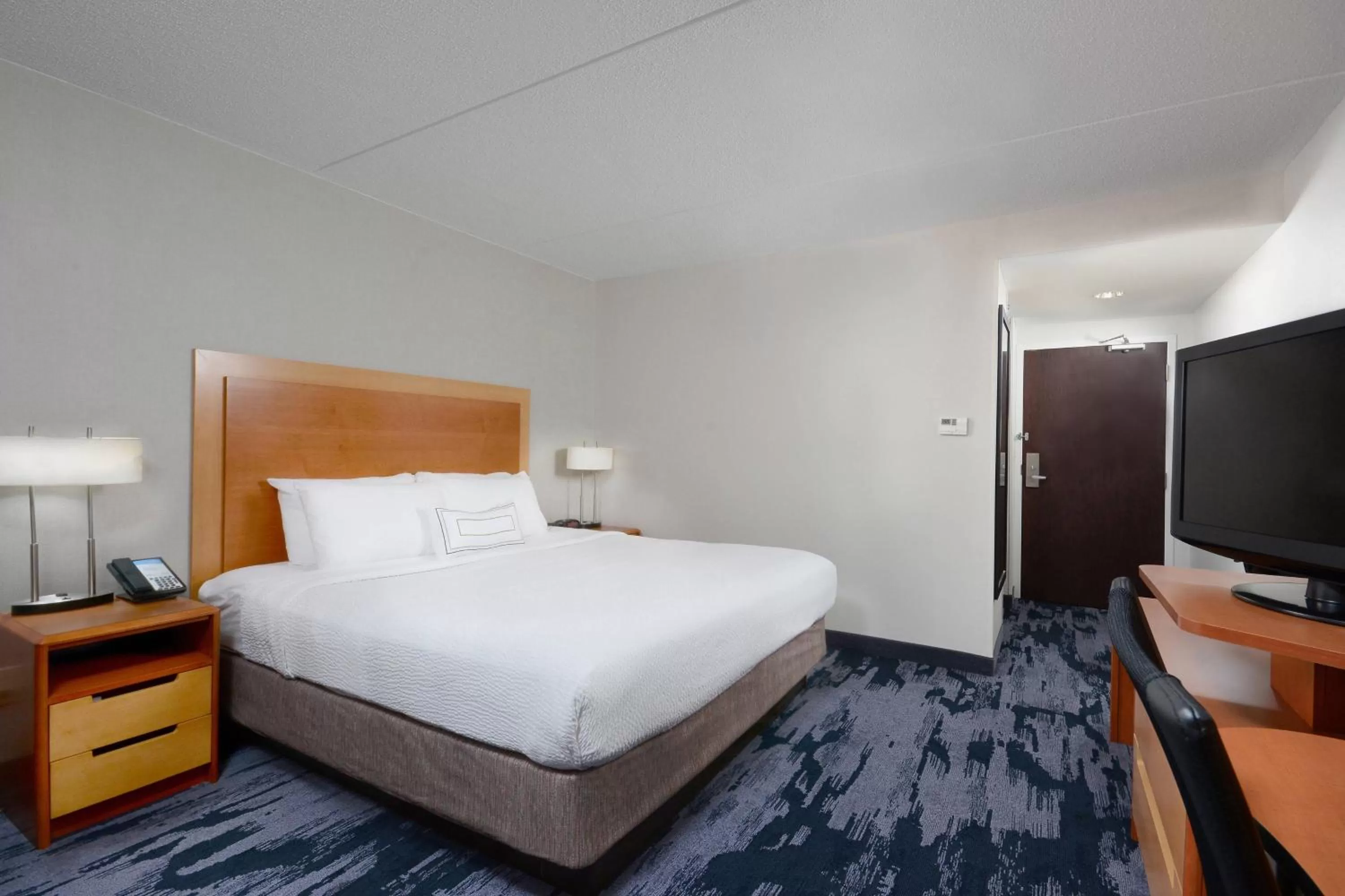 Photo of the whole room, Bed in Fairfield Inn & Suites by Marriott Charlottesville North