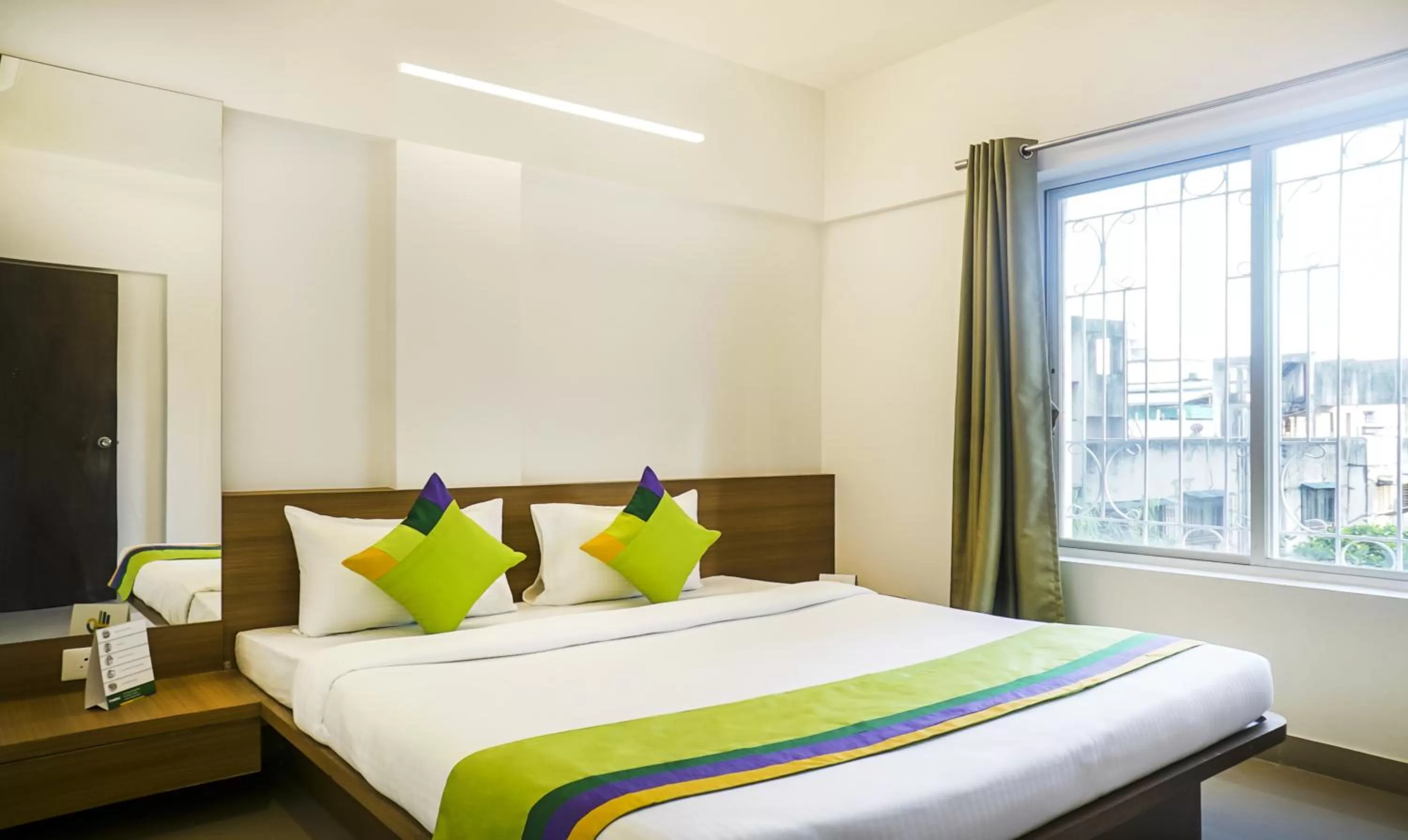Bed in Treebo Luxe Suite, Shivaji Nagar