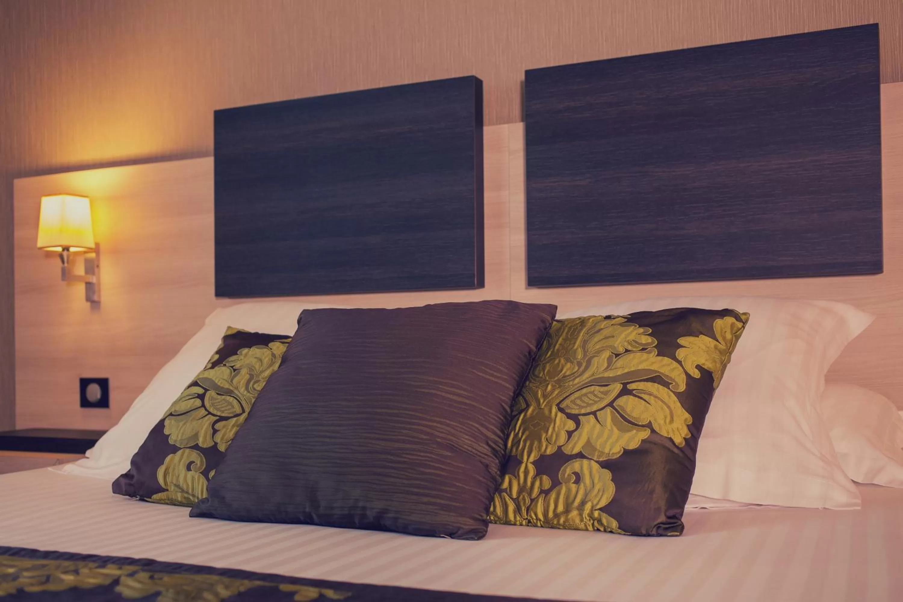 Photo of the whole room, Bed in Best Western Plus Richelieu