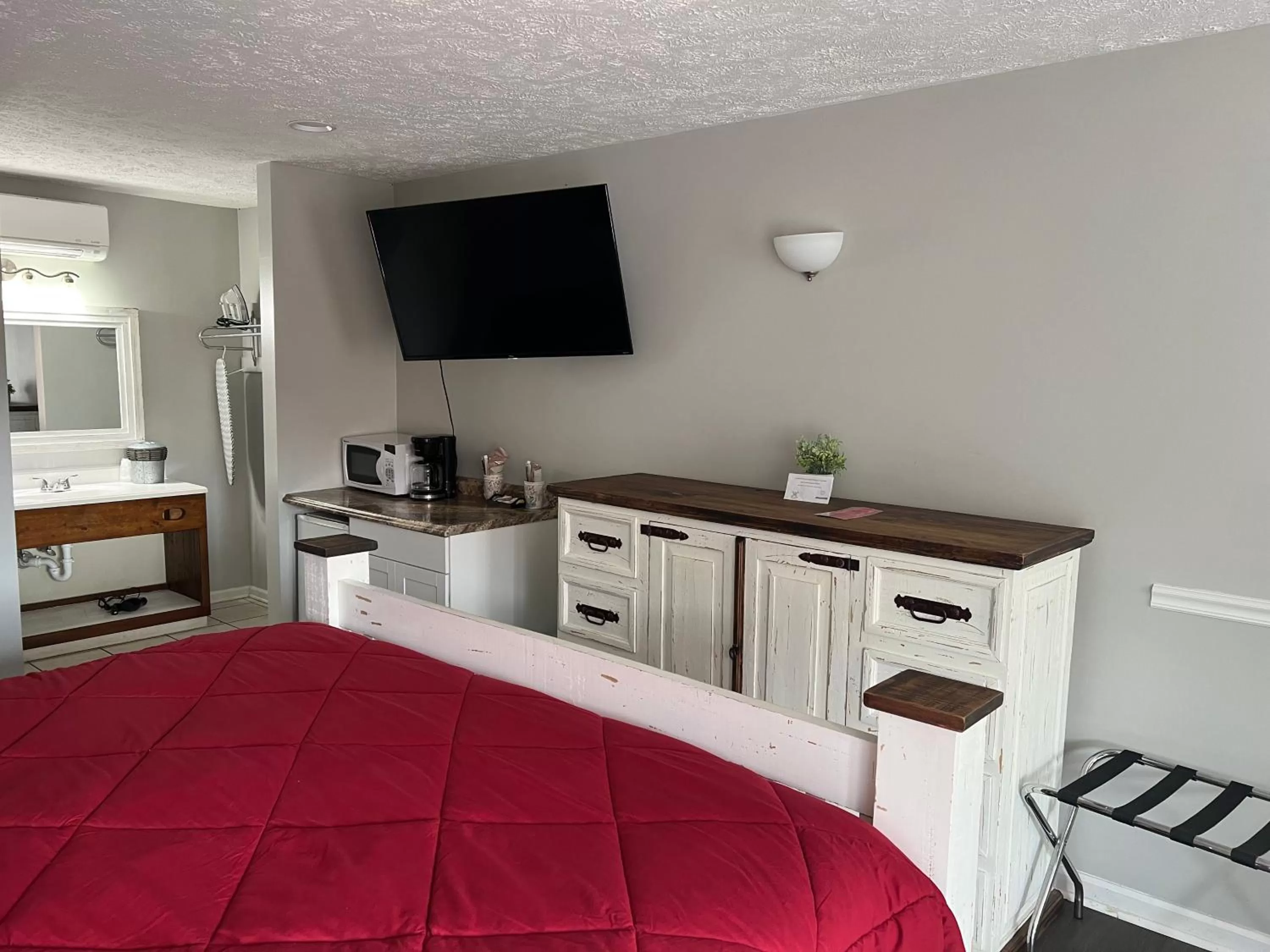 Bed in Heidi Motel - Helen