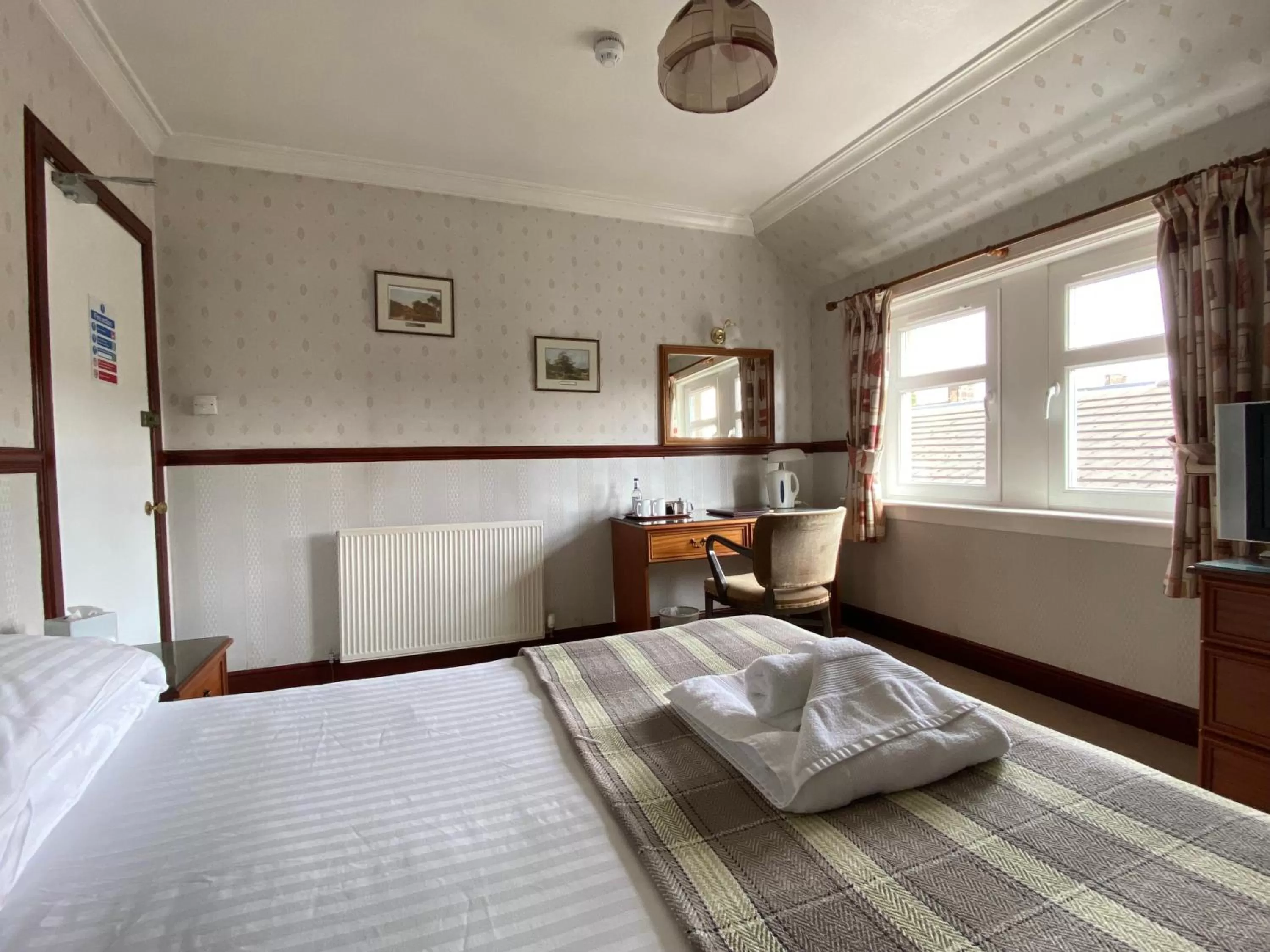 Bedroom, Bed in Kings Arms Hotel