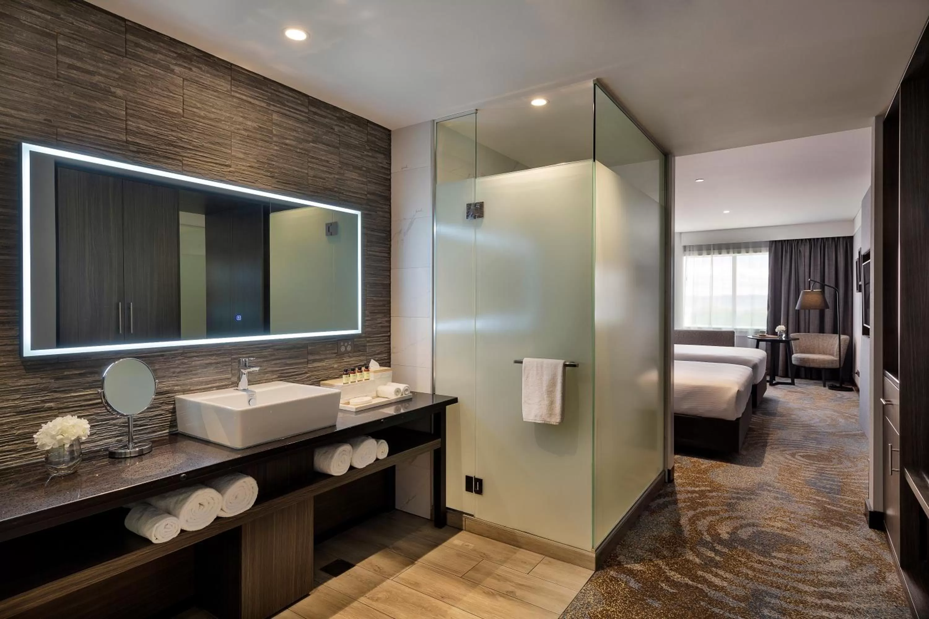 Toilet, Bed in Pullman Rotorua