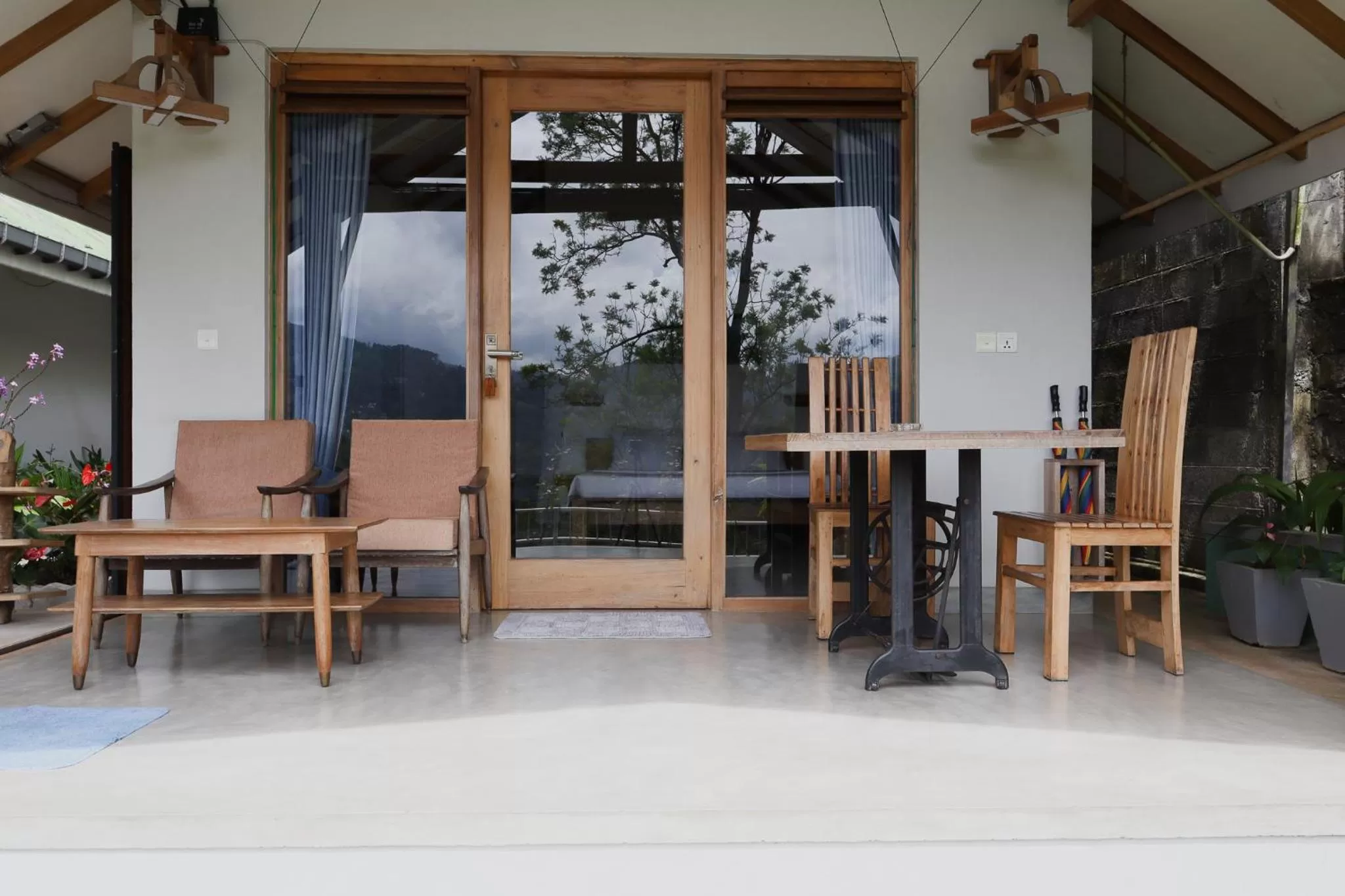 Patio in The One Ella