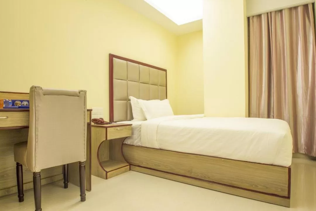 Bedroom, Bed in Hotel Mira Garden