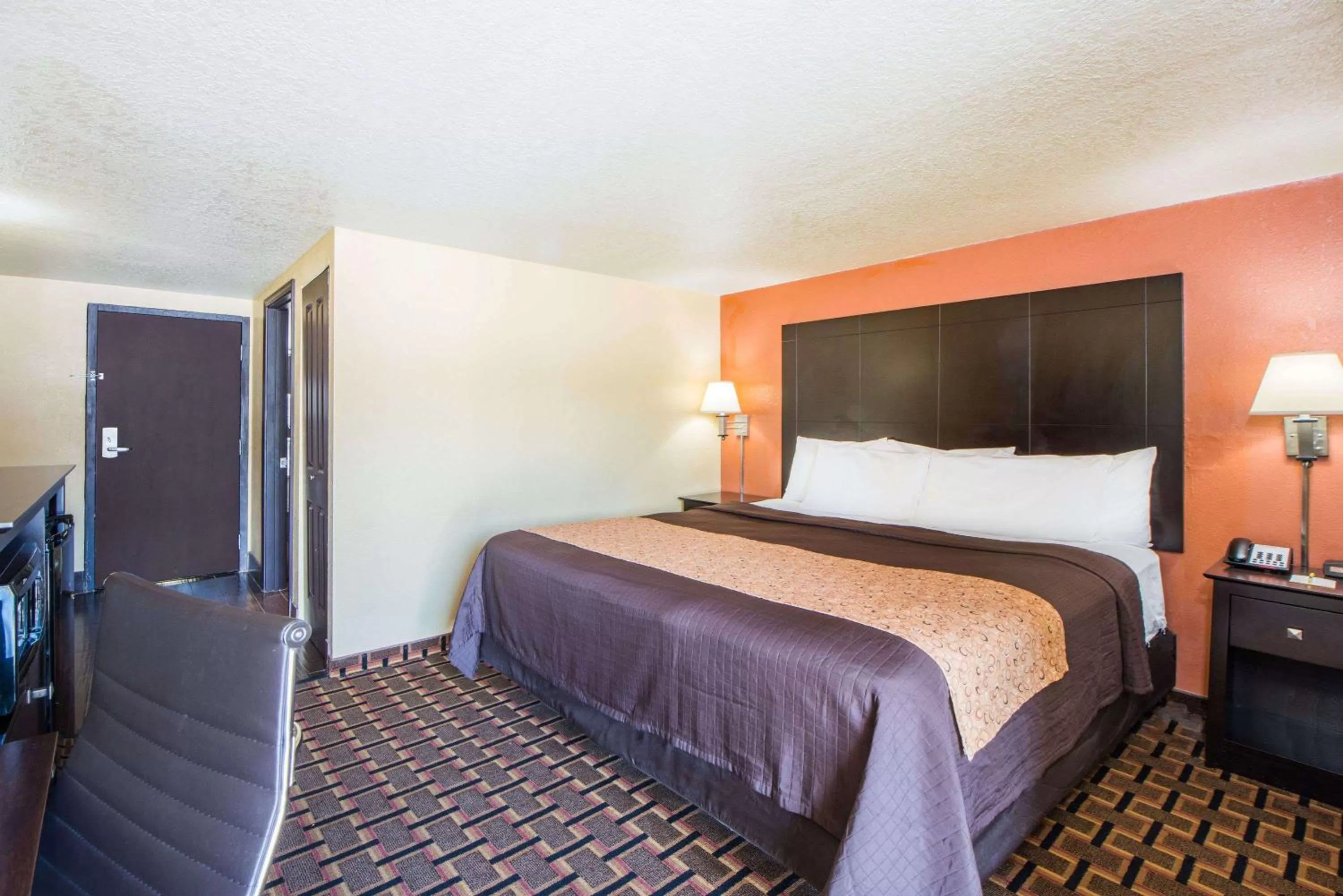 Photo of the whole room, Bed in Days Inn by Wyndham Joplin