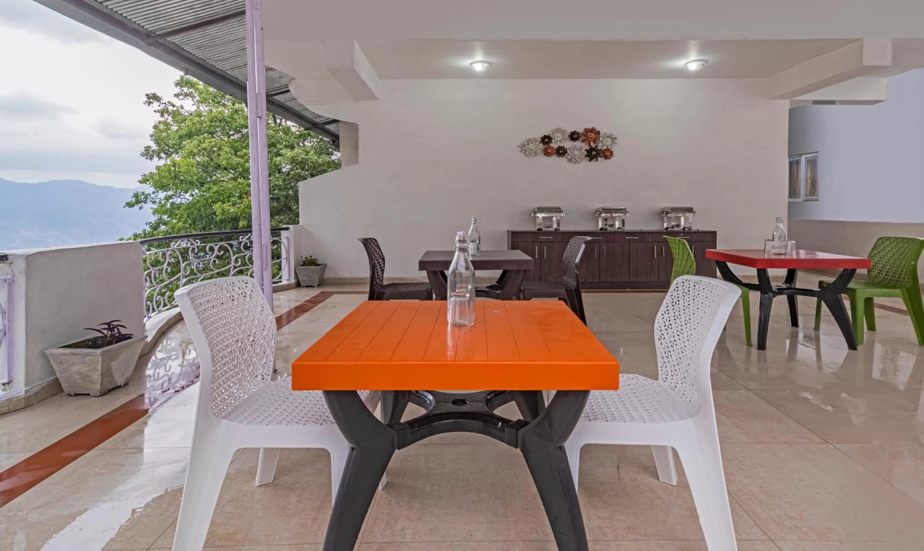 Dining area in Itsy Hotels Peak View, 300 Mts From Mall Road