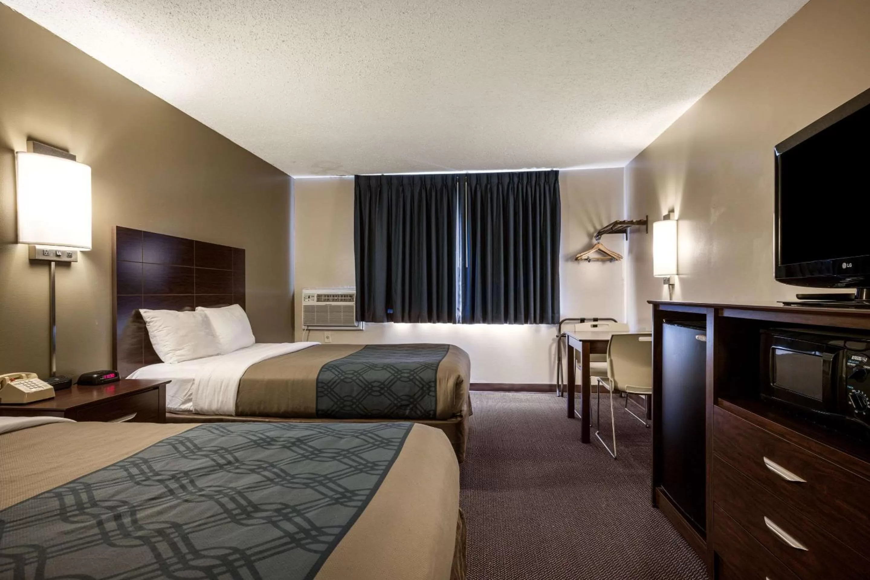 Bedroom, Bed in Econo Lodge Darien Lakes