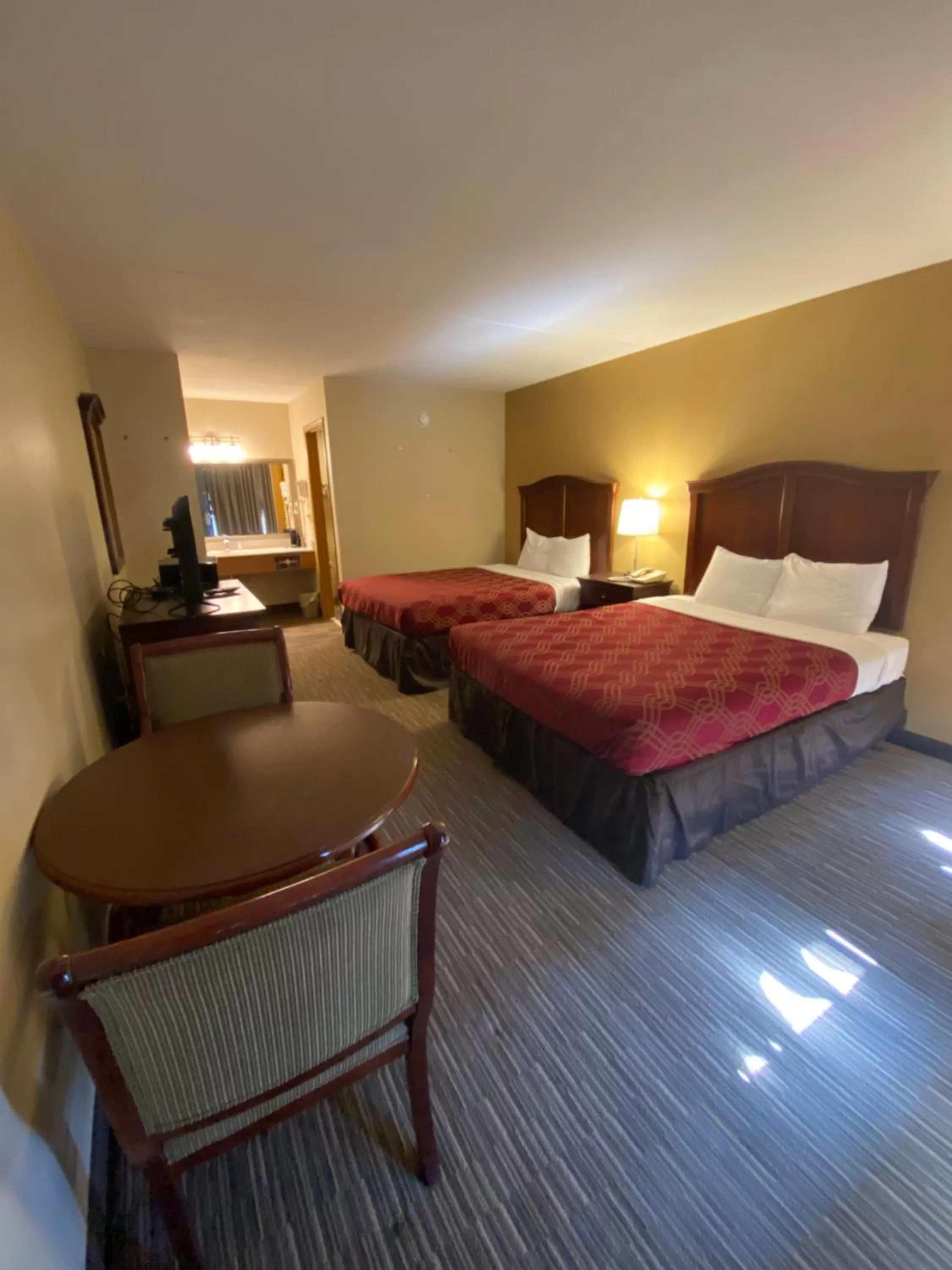 Standard Queen Room with Two Queen Beds in Southern Oaks Inn