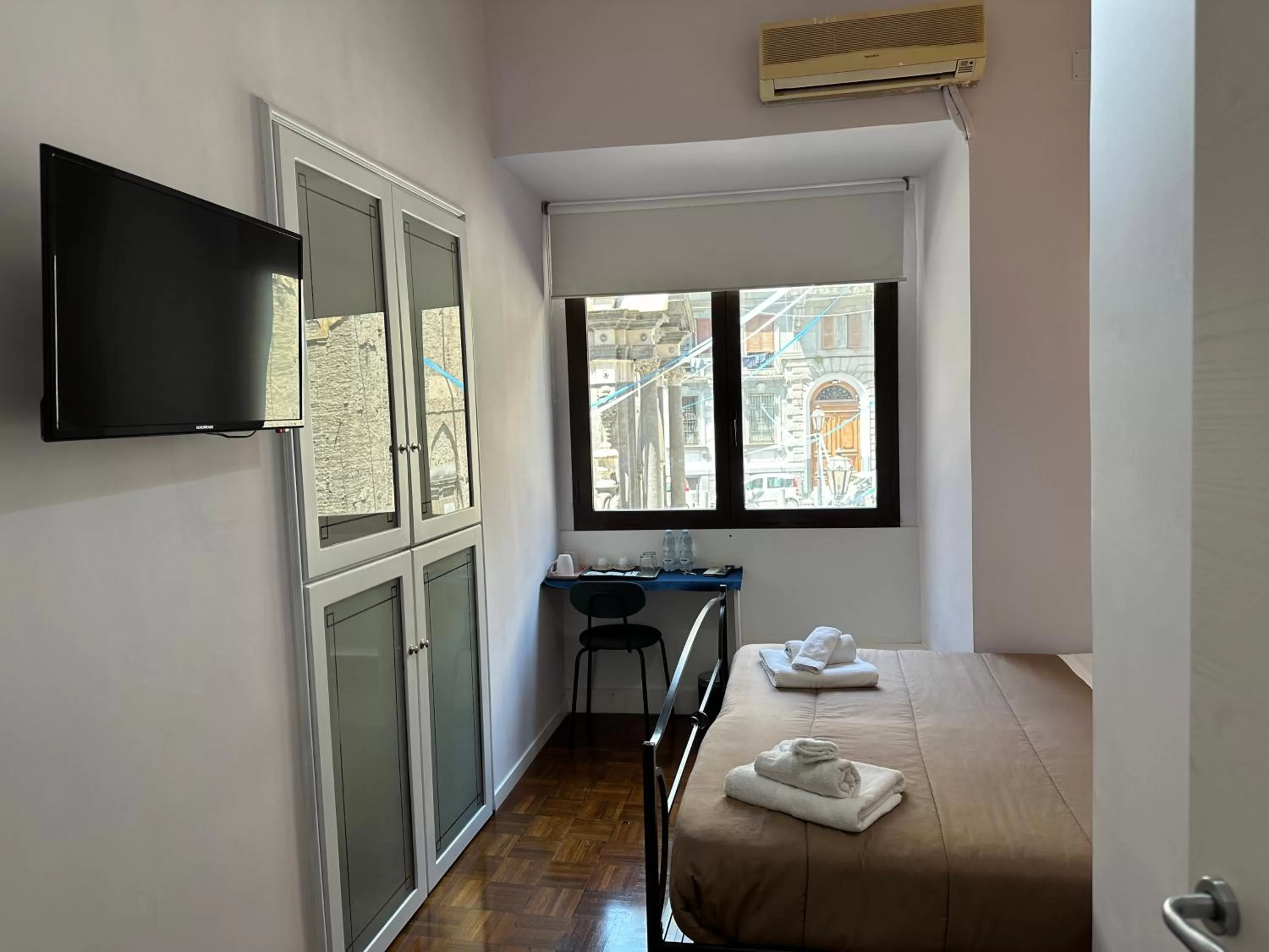 Bed, TV/Entertainment Center in Archivio Storico Napoli Centro