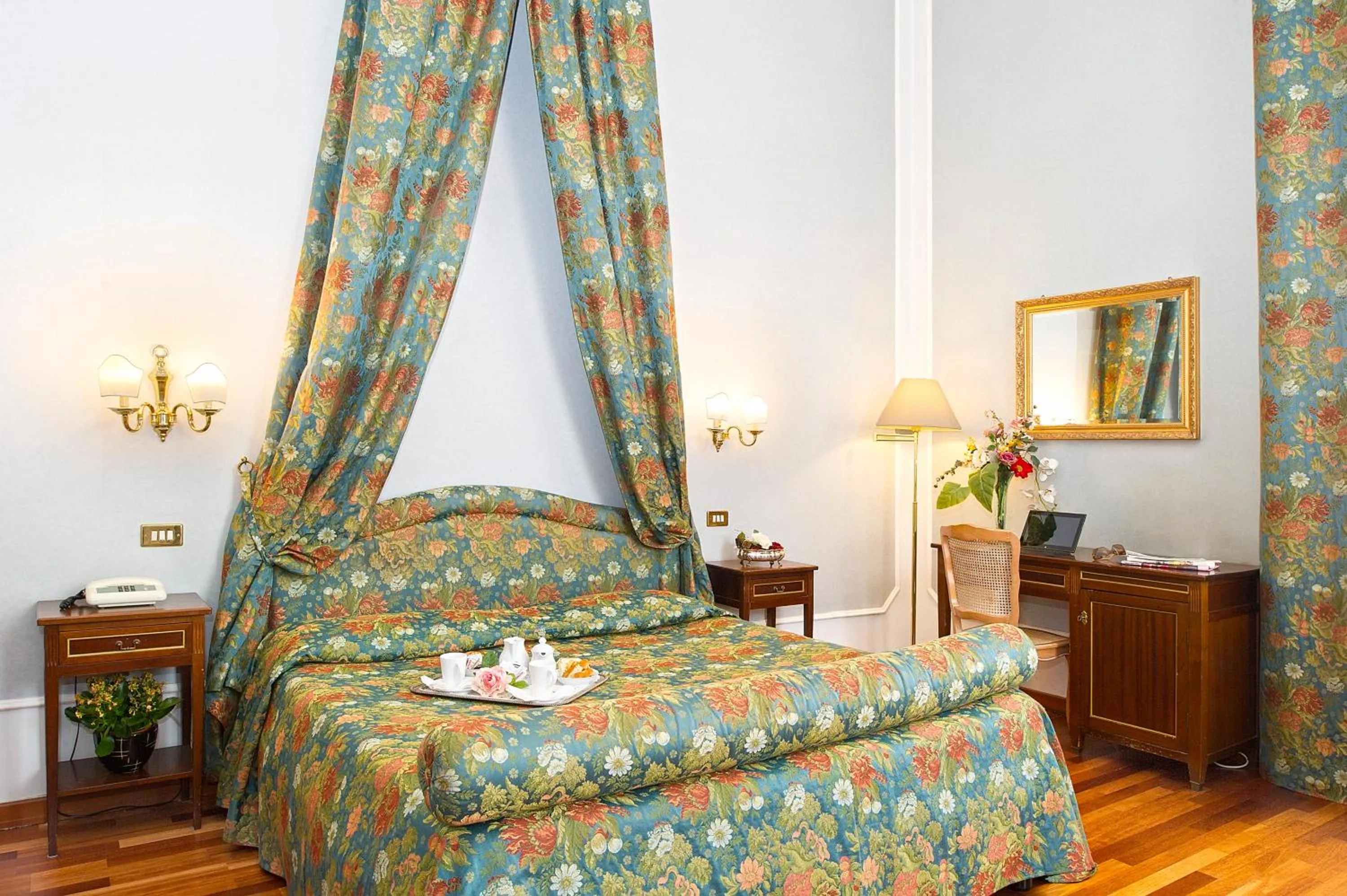 Photo of the whole room, Bed in Grande Albergo Quattro Stagioni
