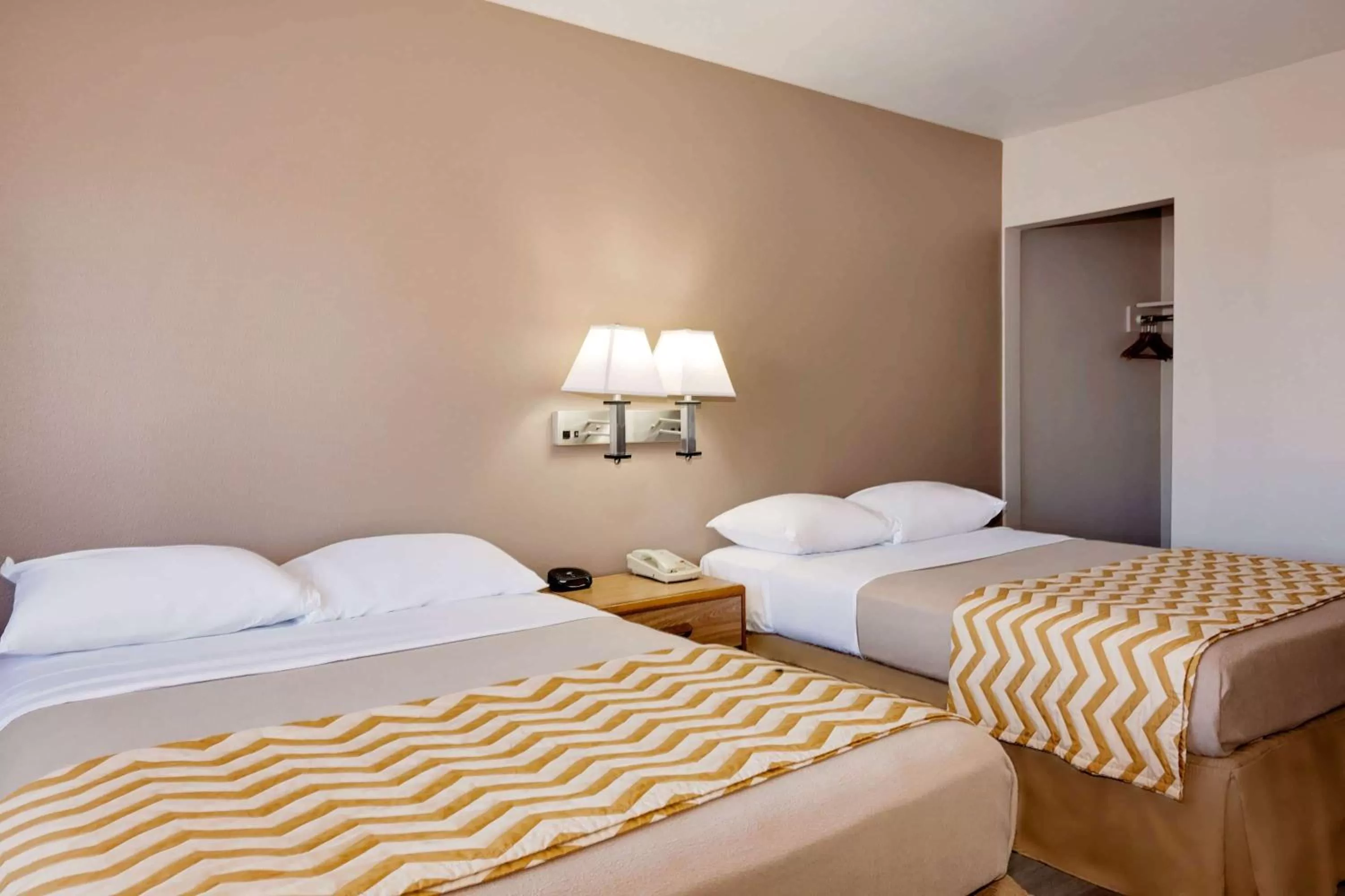 Photo of the whole room, Bed in Travelodge by Wyndham Eureka