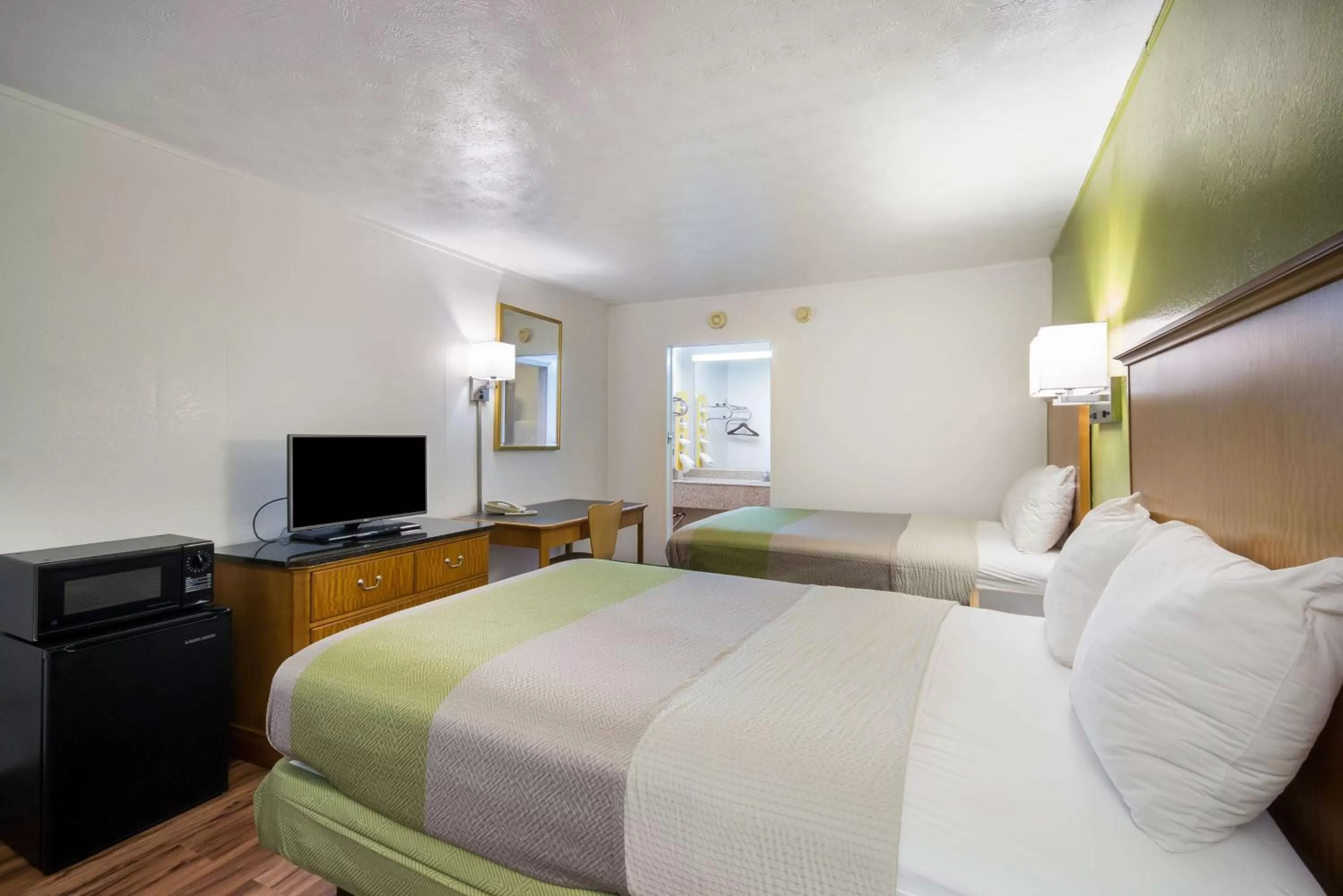 TV and multimedia, Bed in Motel 6-Parkersburg, WV