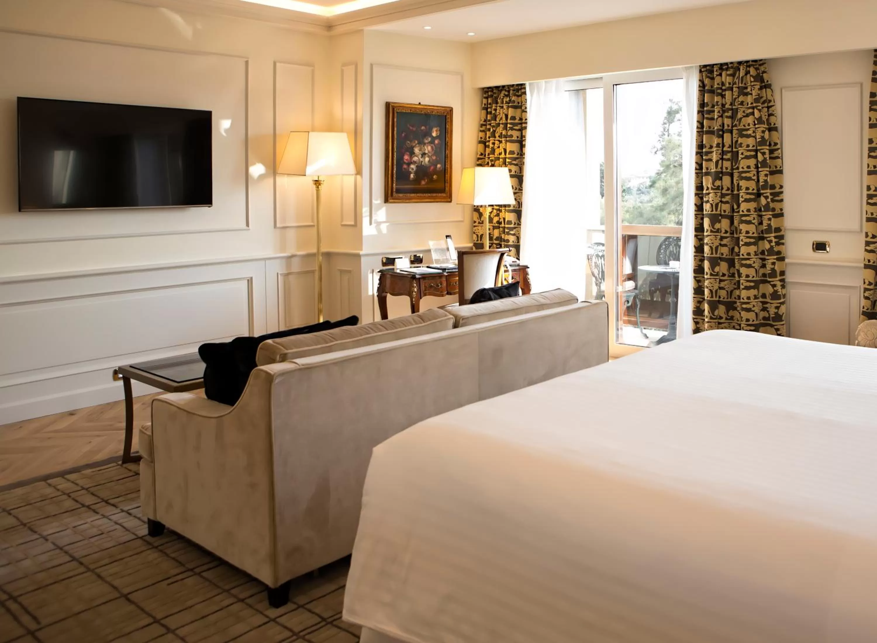 Living room, Bed in Parco dei Principi Grand Hotel & SPA