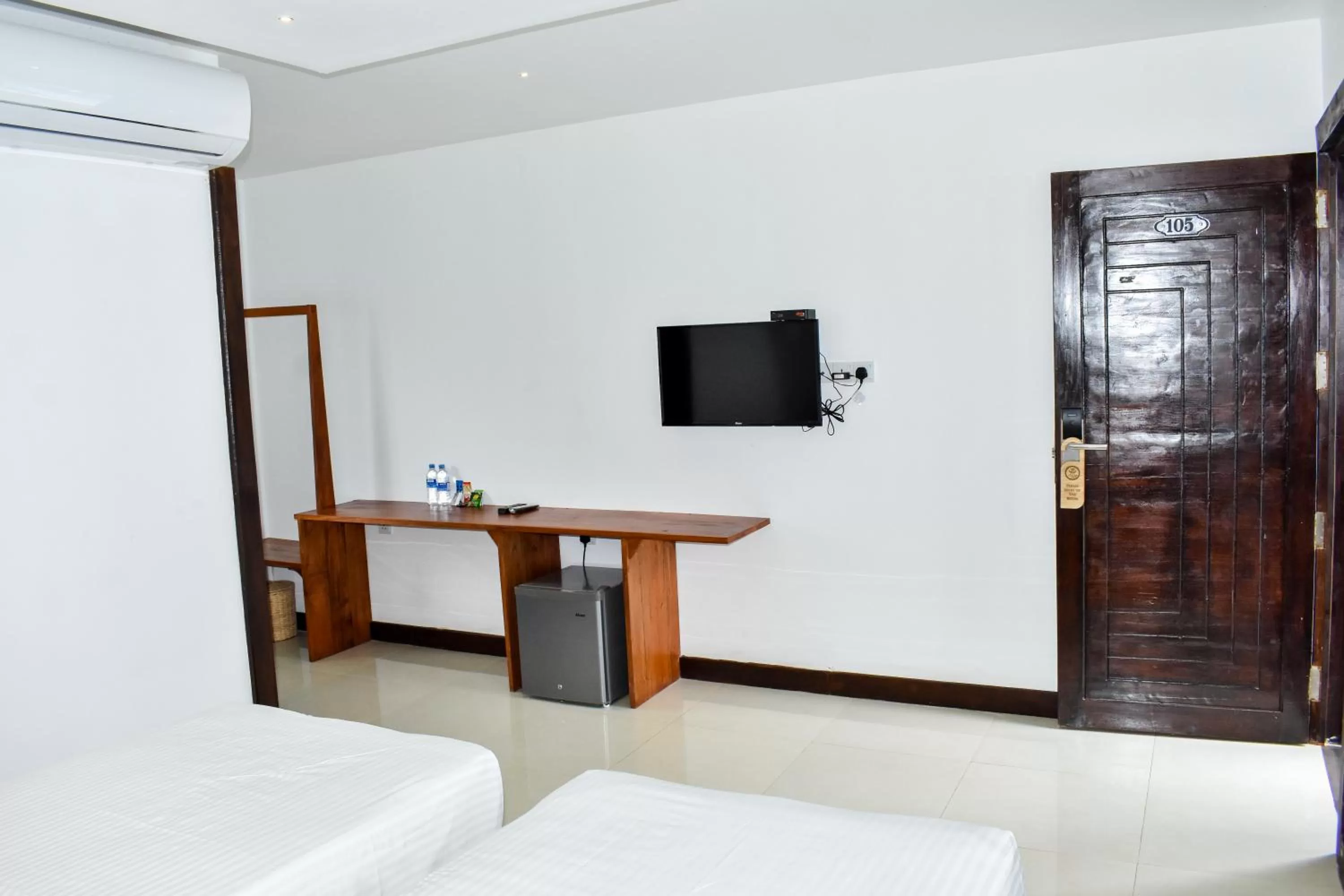Communal lounge/ TV room, TV/Entertainment Center in J7 Villaj Resort