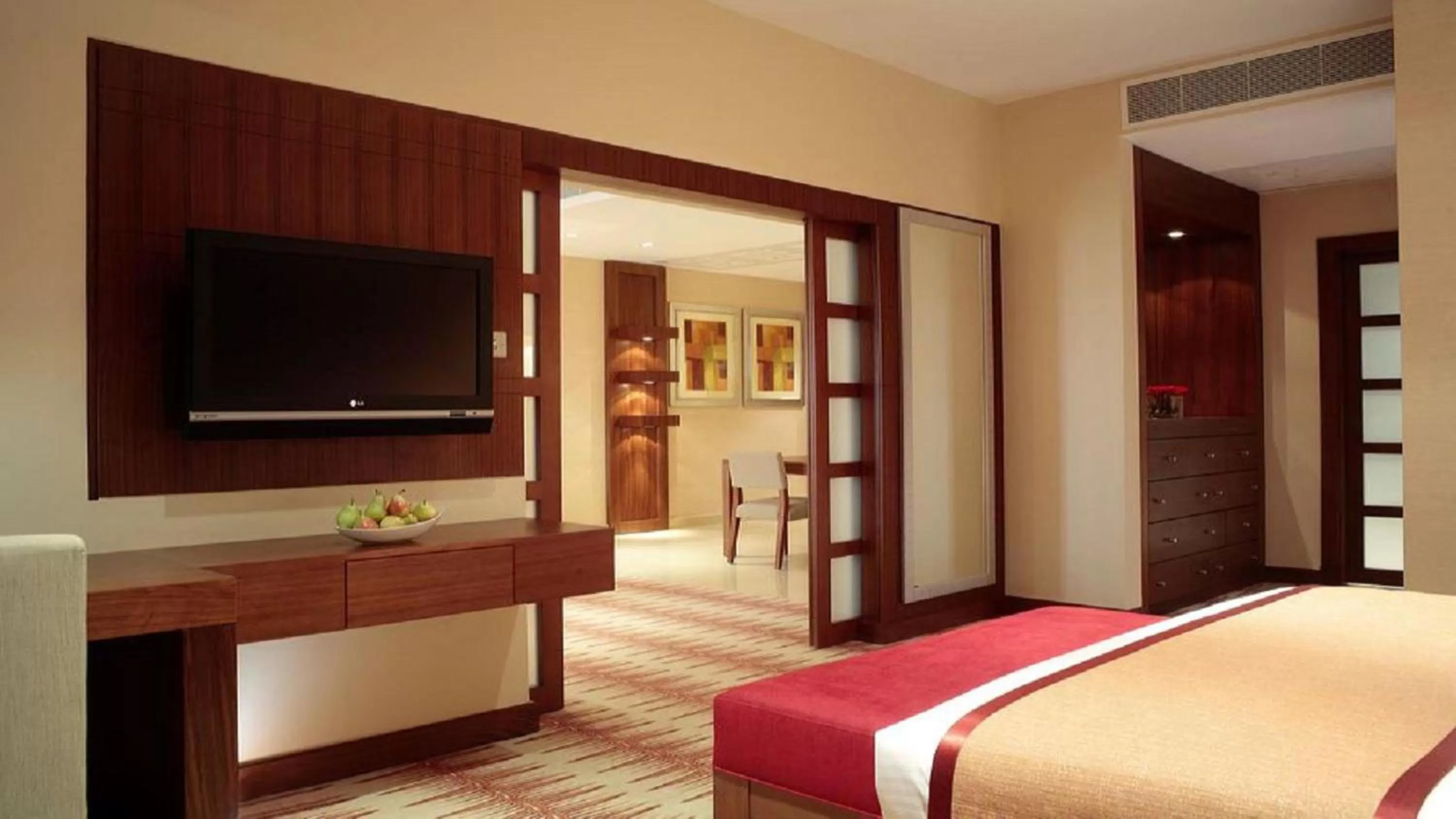 Photo of the whole room, Bed in Crowne Plaza Sohar by IHG