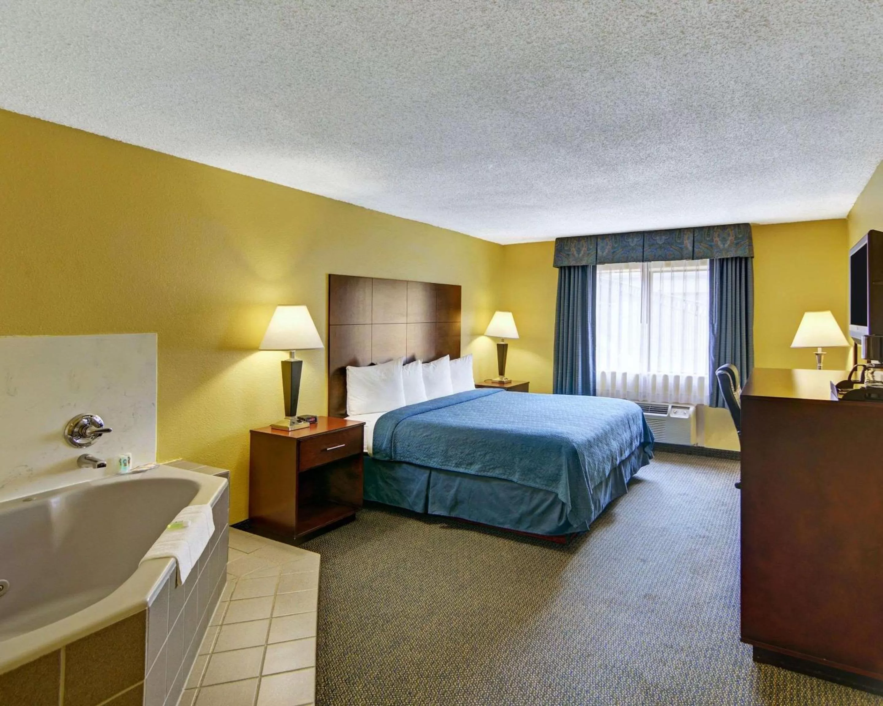 Photo of the whole room, Bed in Quality Inn & Suites Grand Prairie South