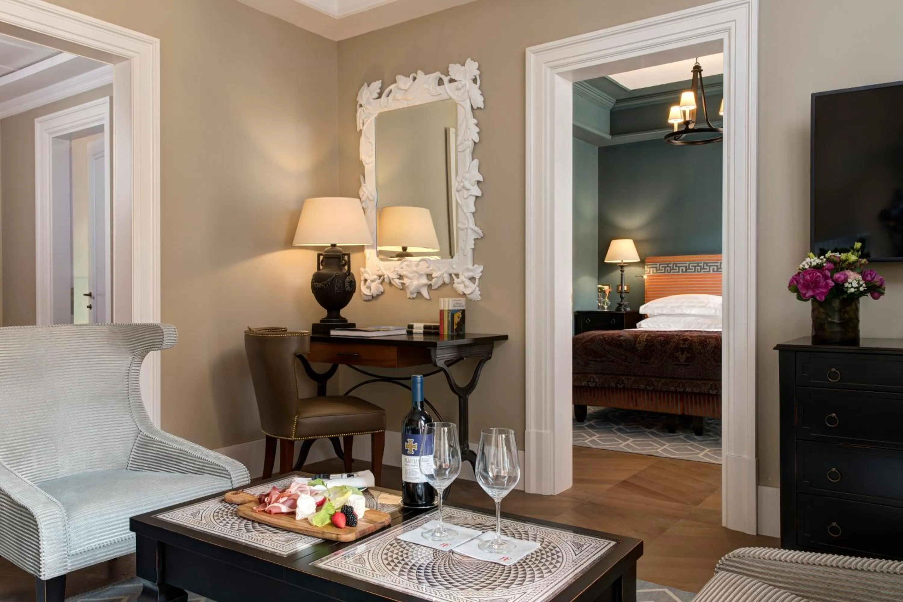 Living room, Bed in Rocco Forte Hotel De La Ville