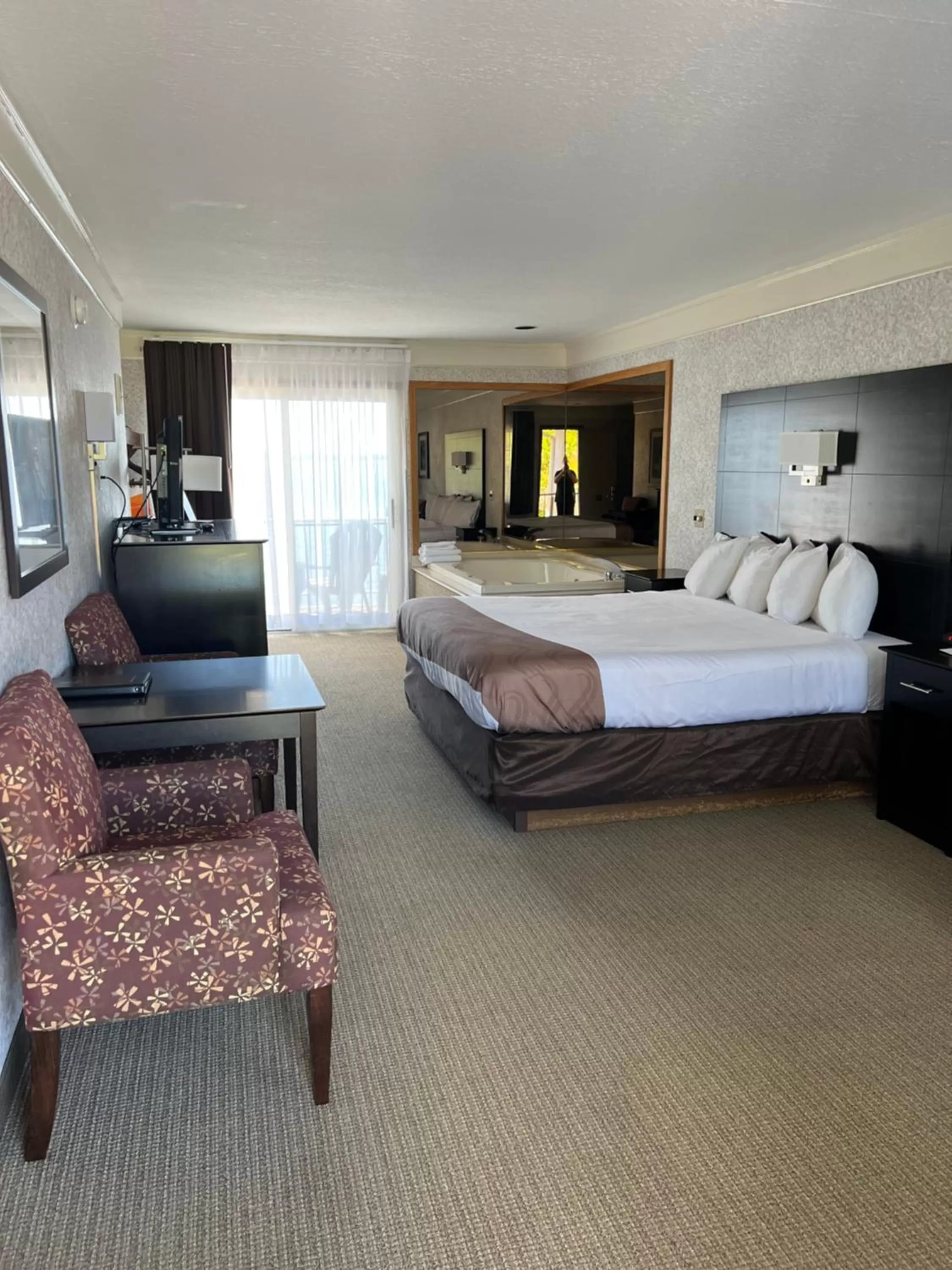 Bed in Quality Inn Lakefront