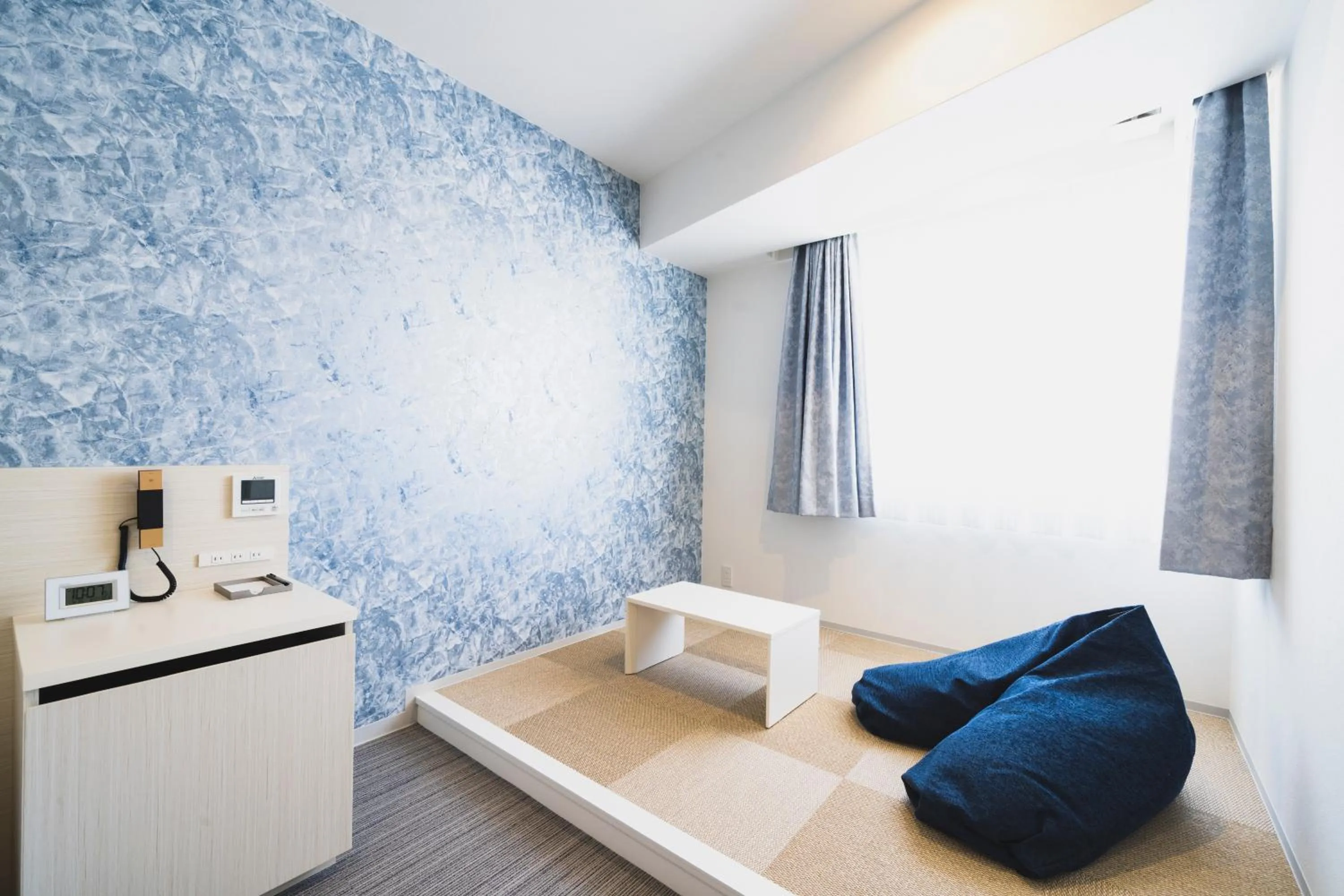 Photo of the whole room, Bed in Rembrandt Style Naha