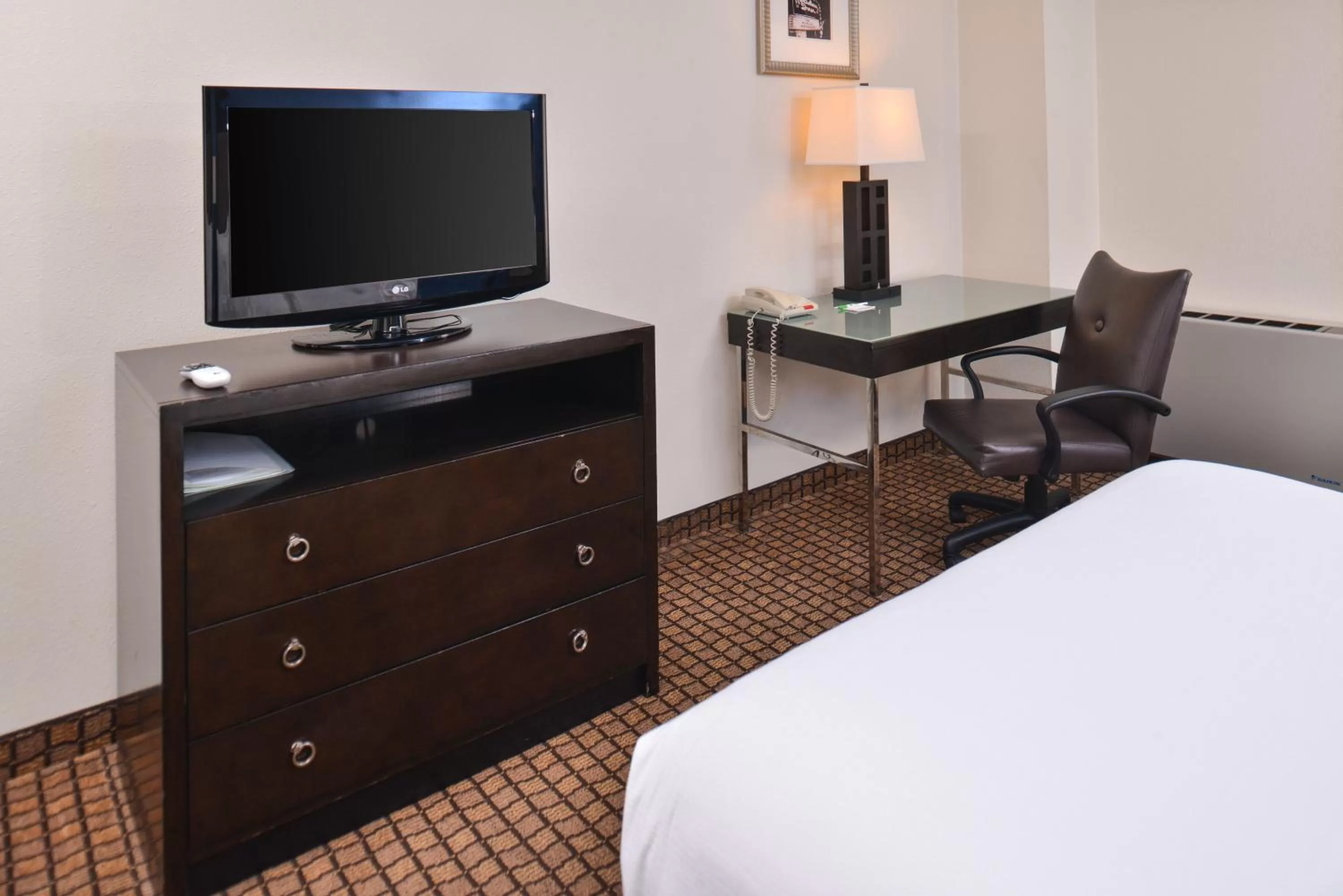 Photo of the whole room, Bed in Ramada Plaza by Wyndham Sheridan Hotel & Convention Center
