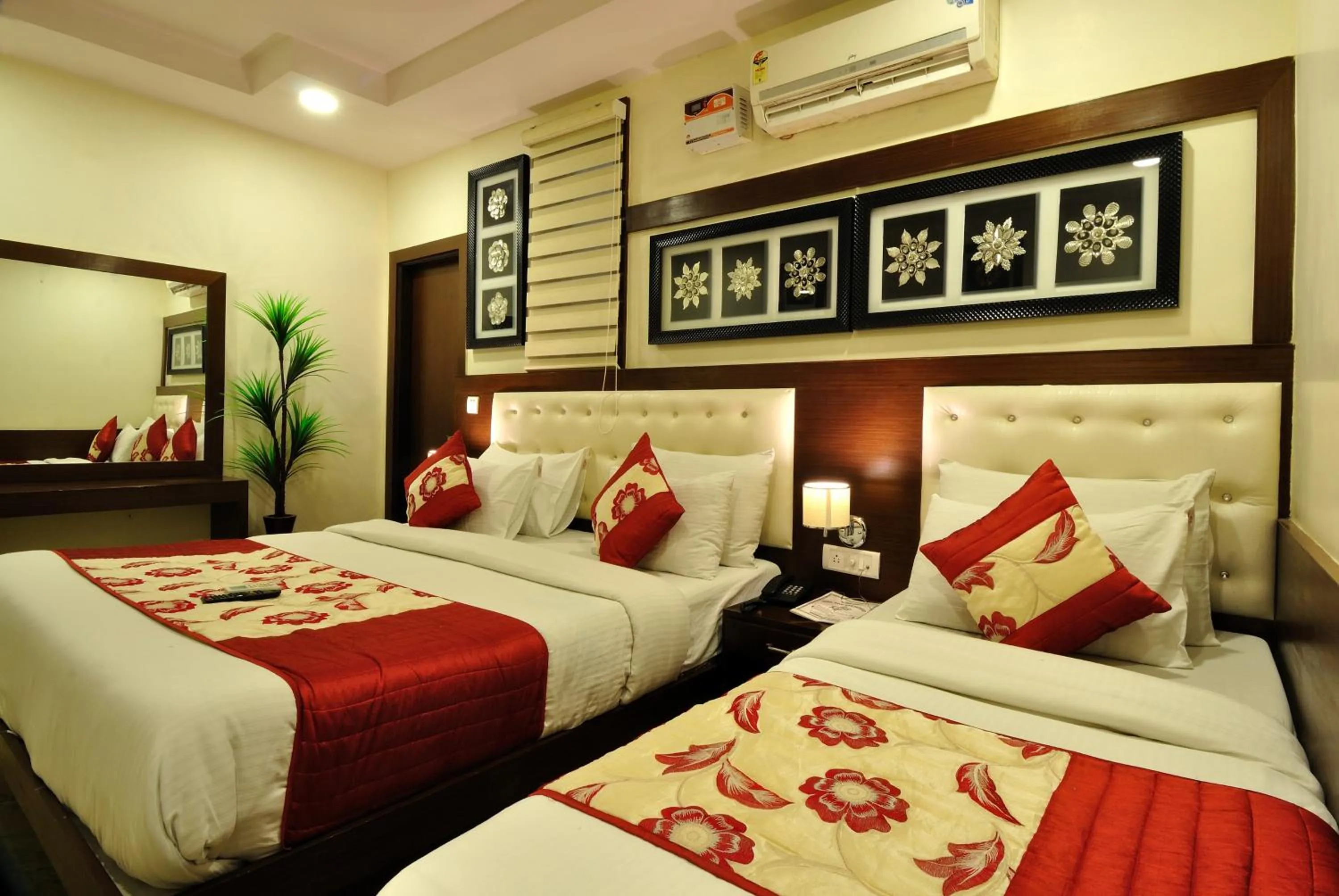 Bedroom, Bed in Hotel Nirmal Mahal - Paharganj - New Delhi