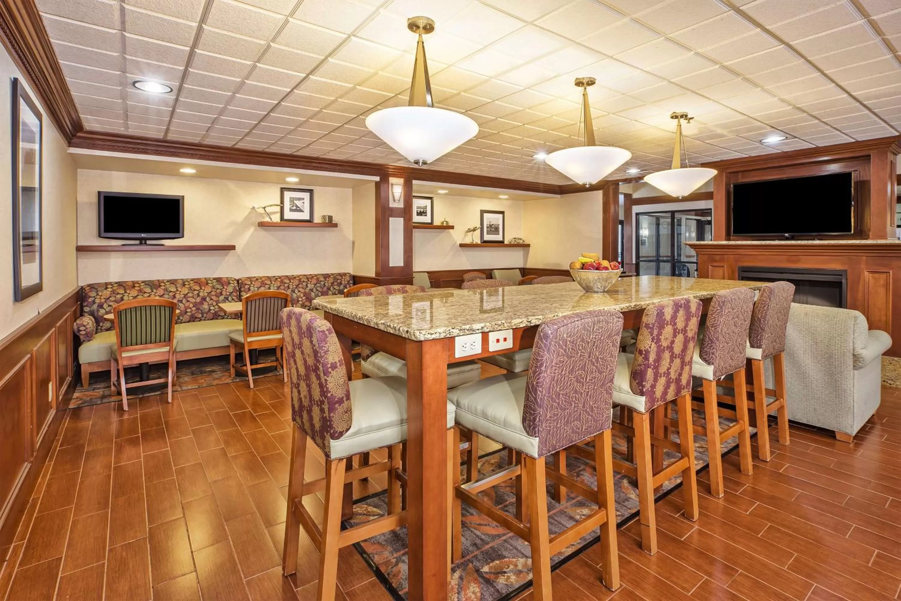 Dining area in Hampton Inn Detroit/Belleville-Airport Area
