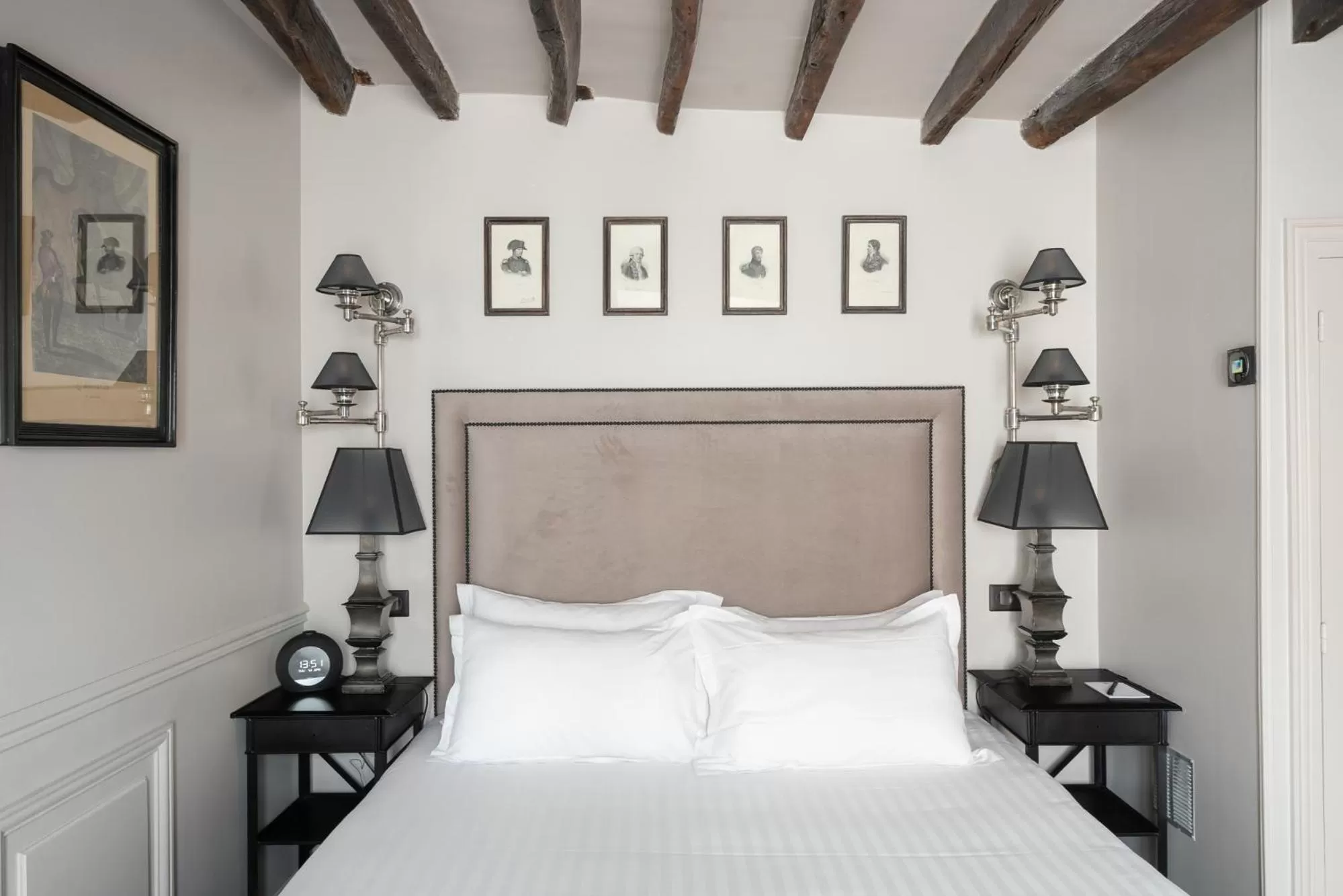 Bed in Hotel Saint-Louis en L'Isle - Notre-Dame