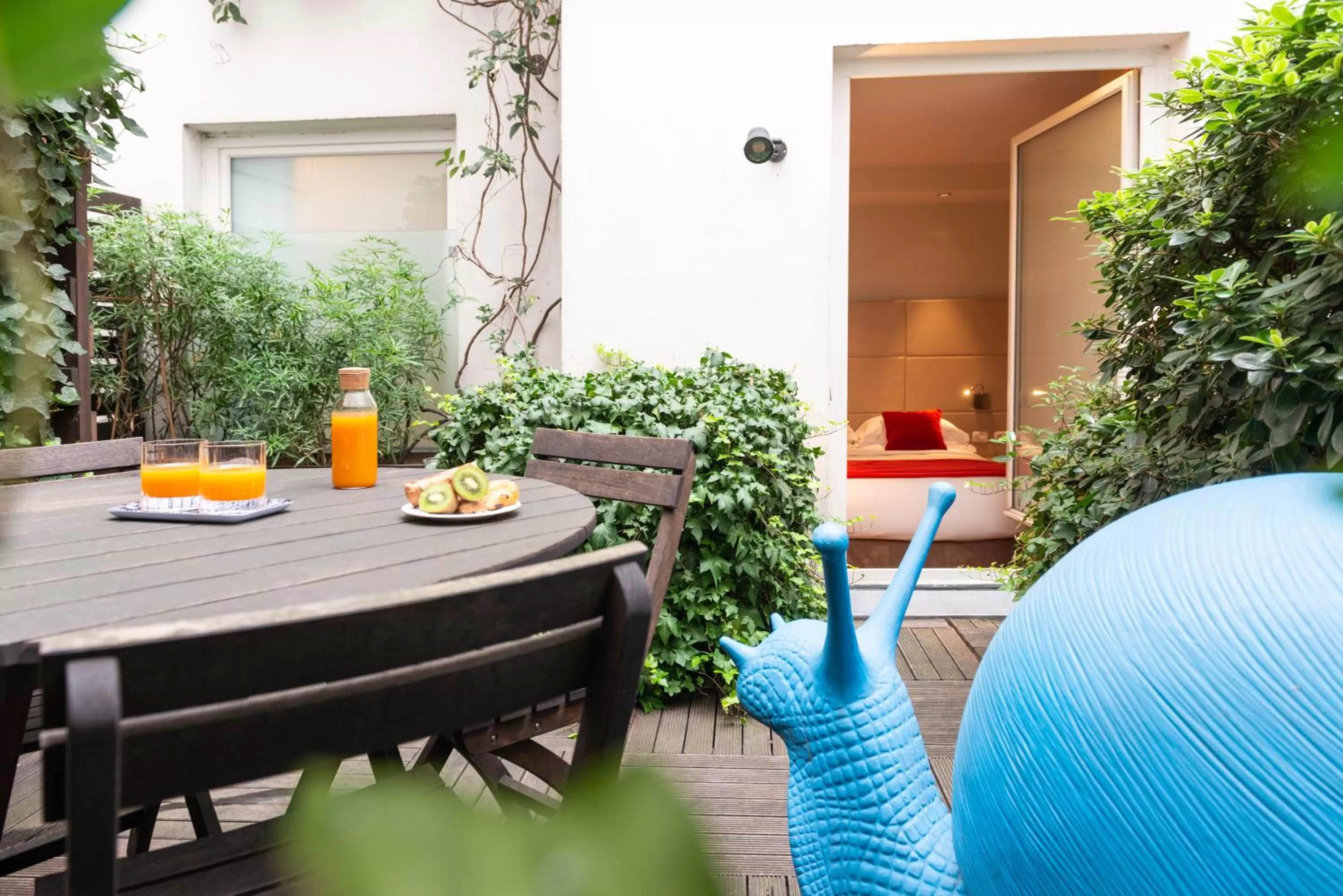 Patio in Golden Tulip Opera de Noailles