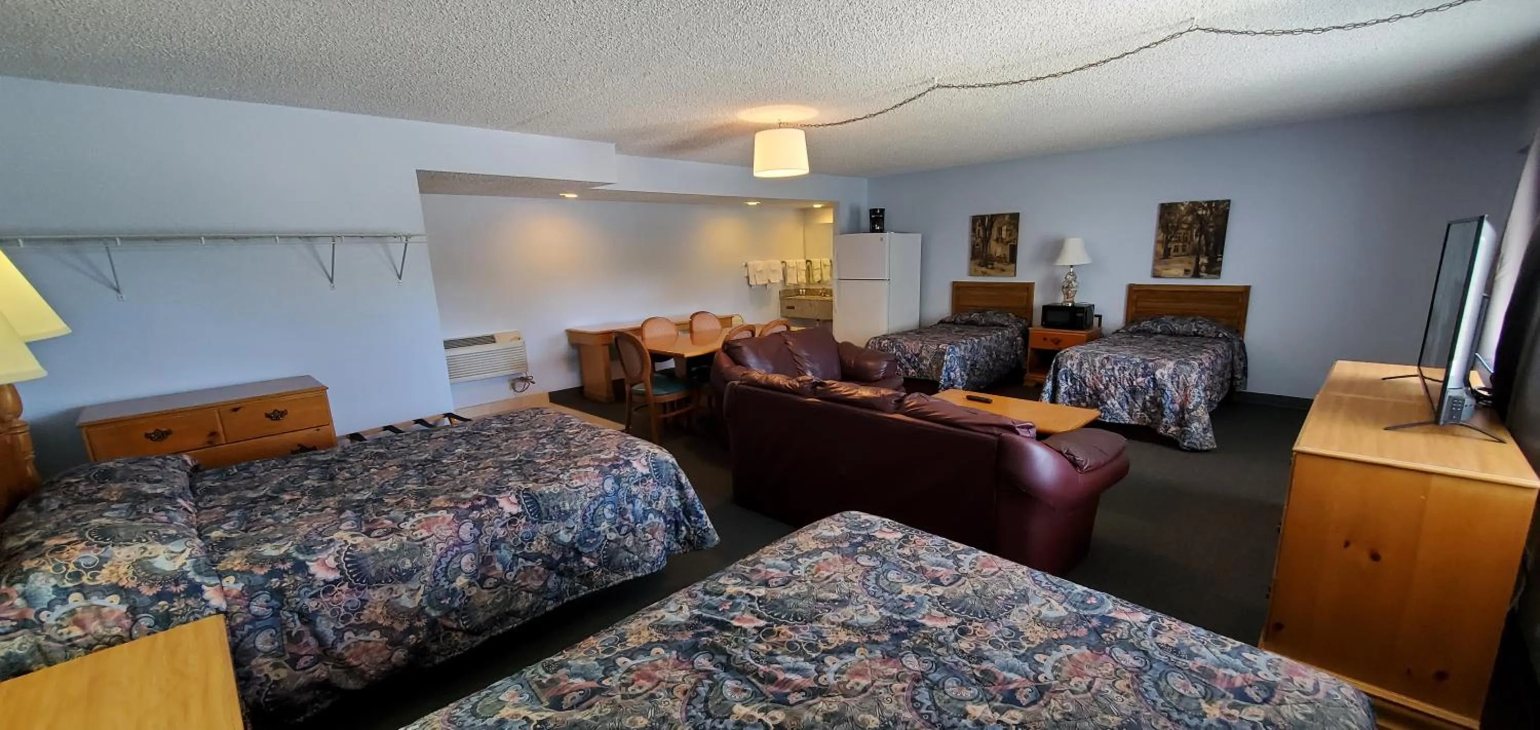 Photo of the whole room, Bed in Lakeview Inn & Suites Okeechobee