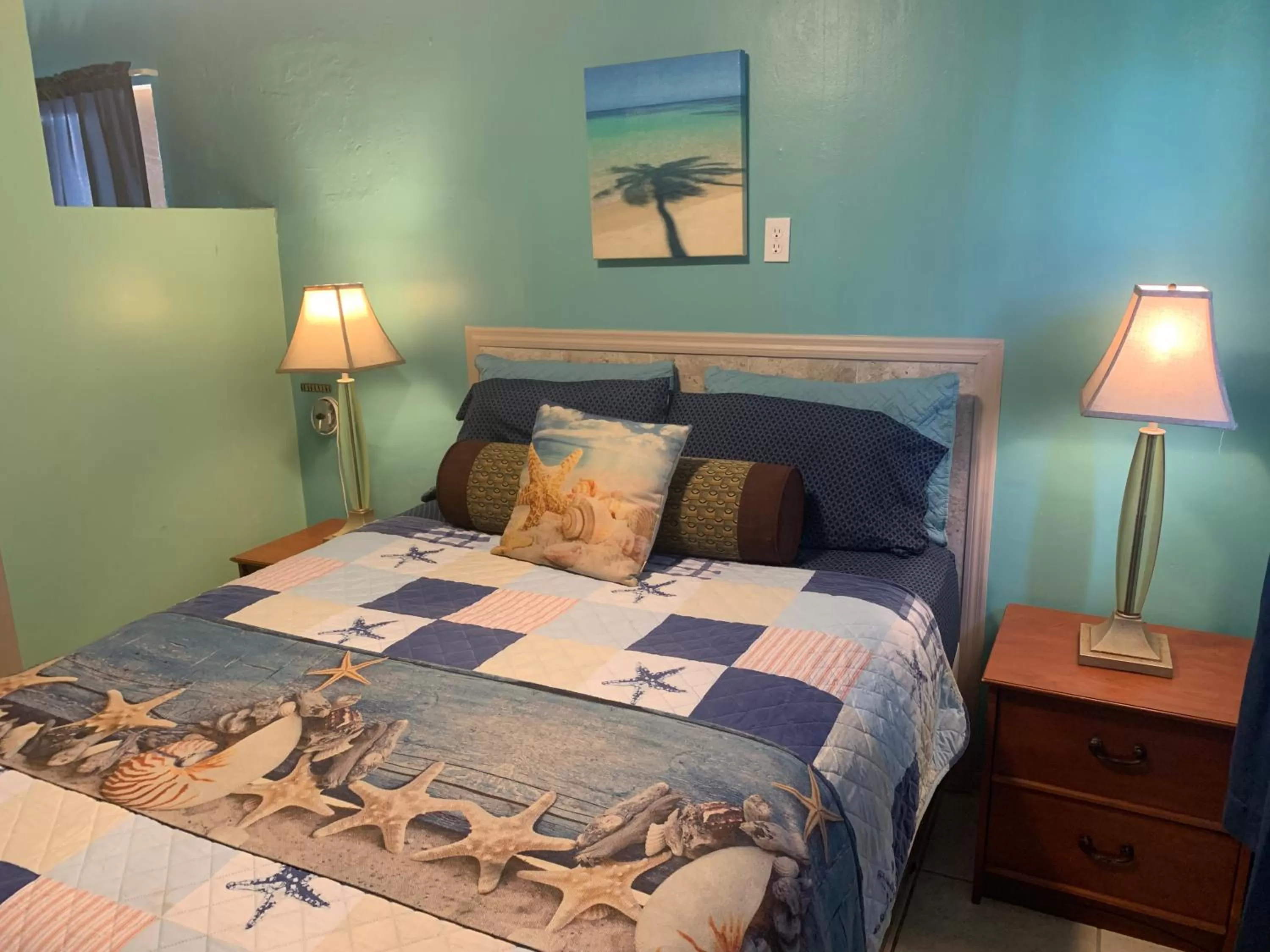 Bed in Michaels Siesta Studios