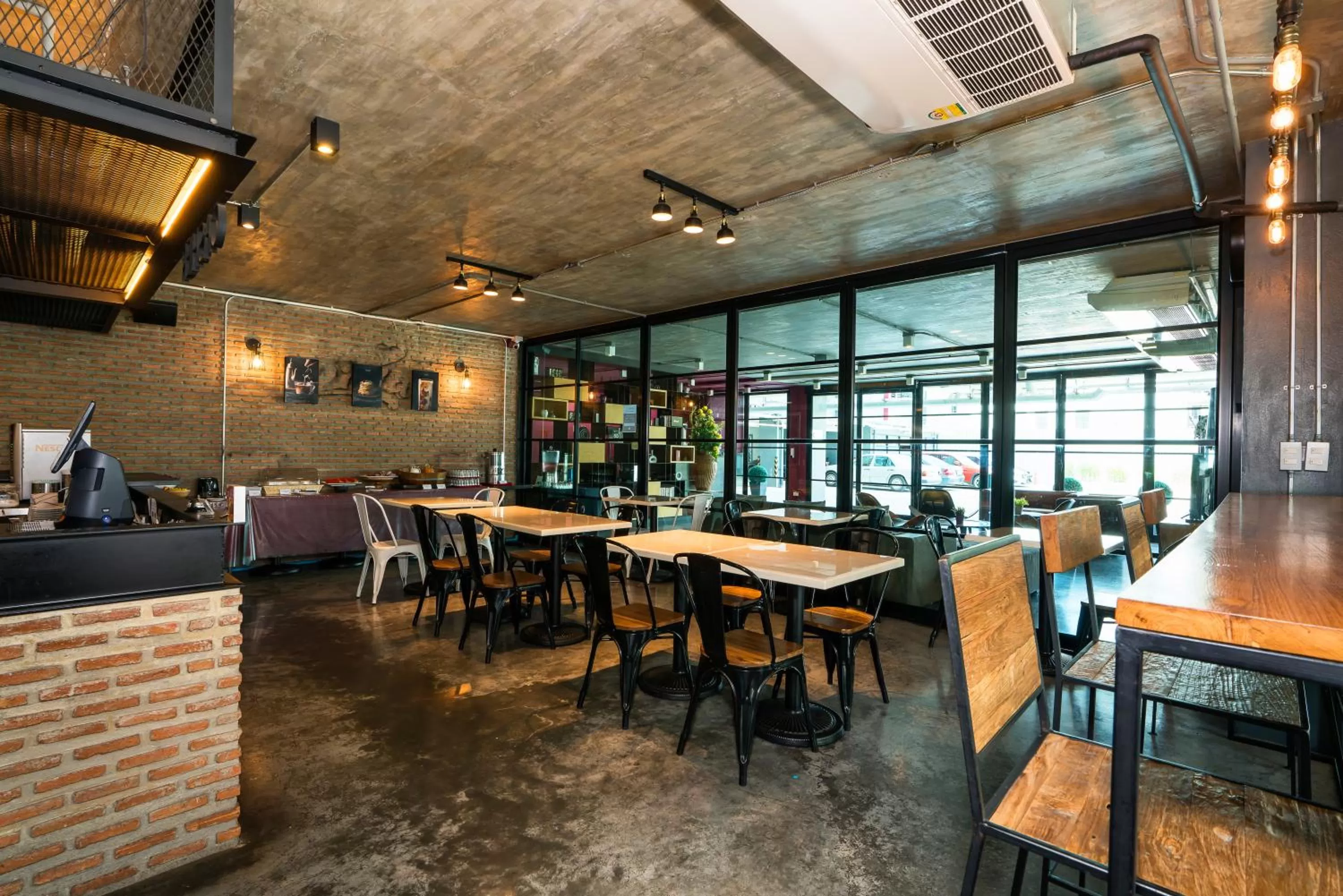 Restaurant/places to eat in De Botan Srinakarin Hotel & Residence