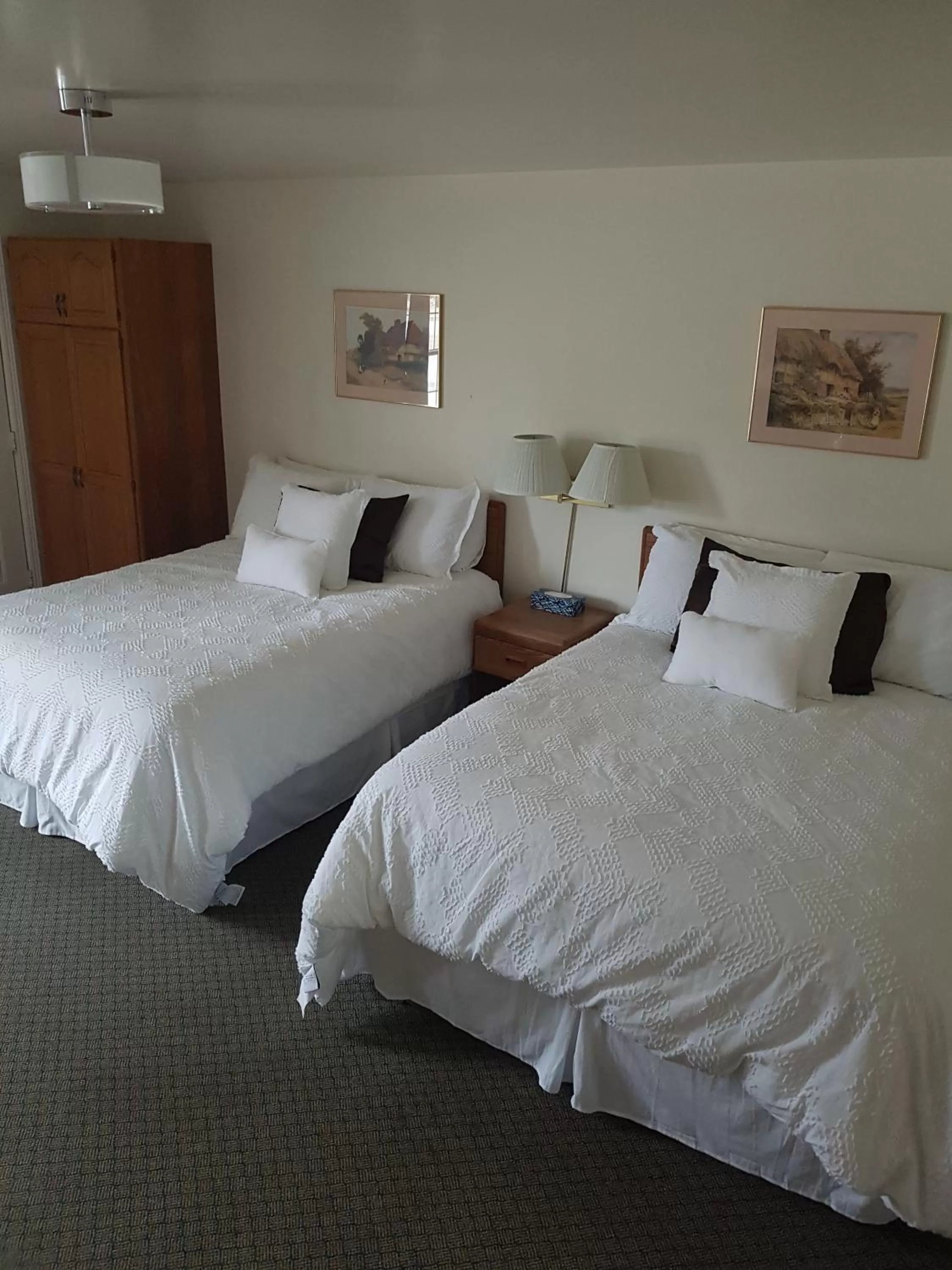 Bed in Covered Bridge Inn & Suites