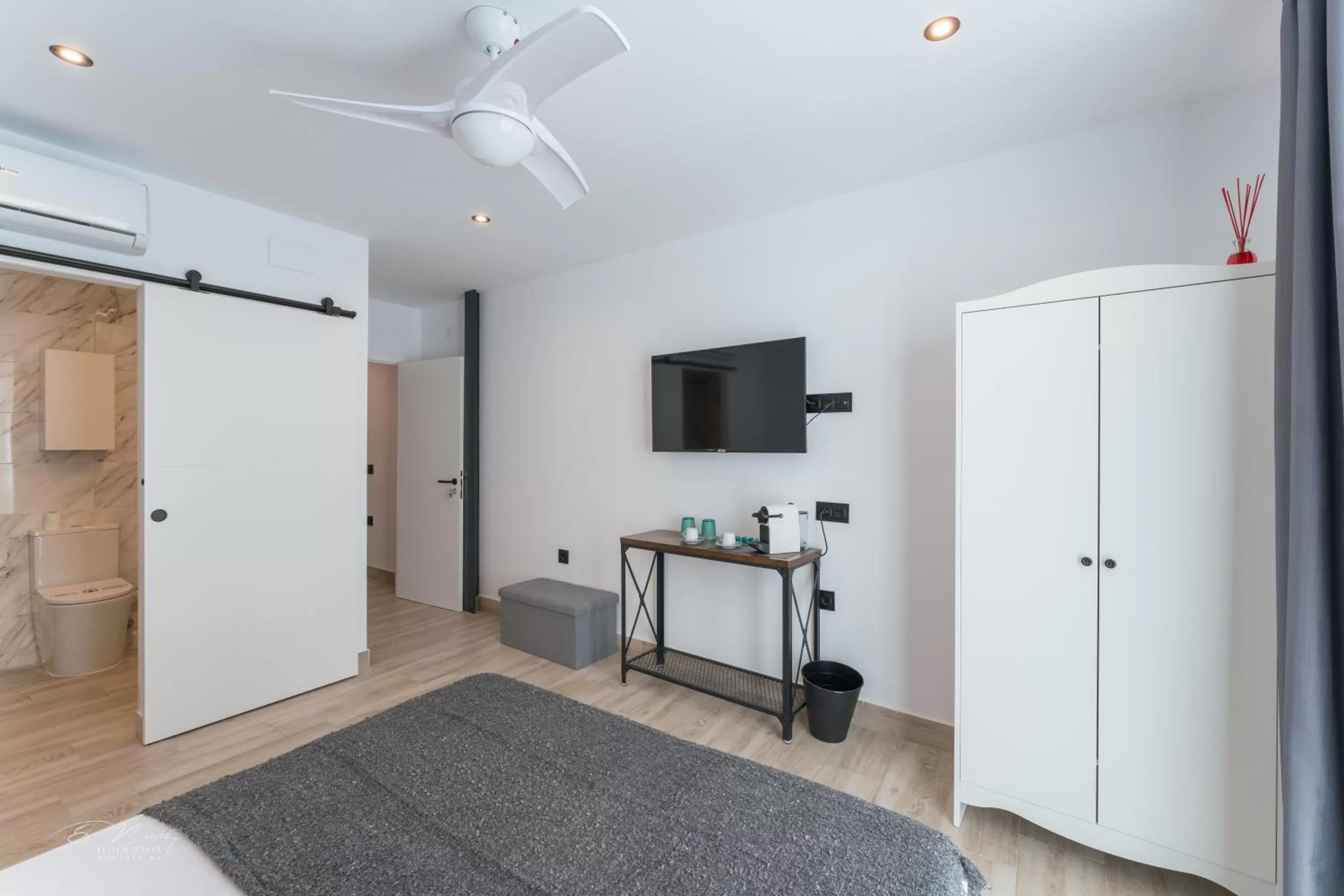 TV and multimedia, TV/Entertainment Center in La Posada del Teatro H Boutique