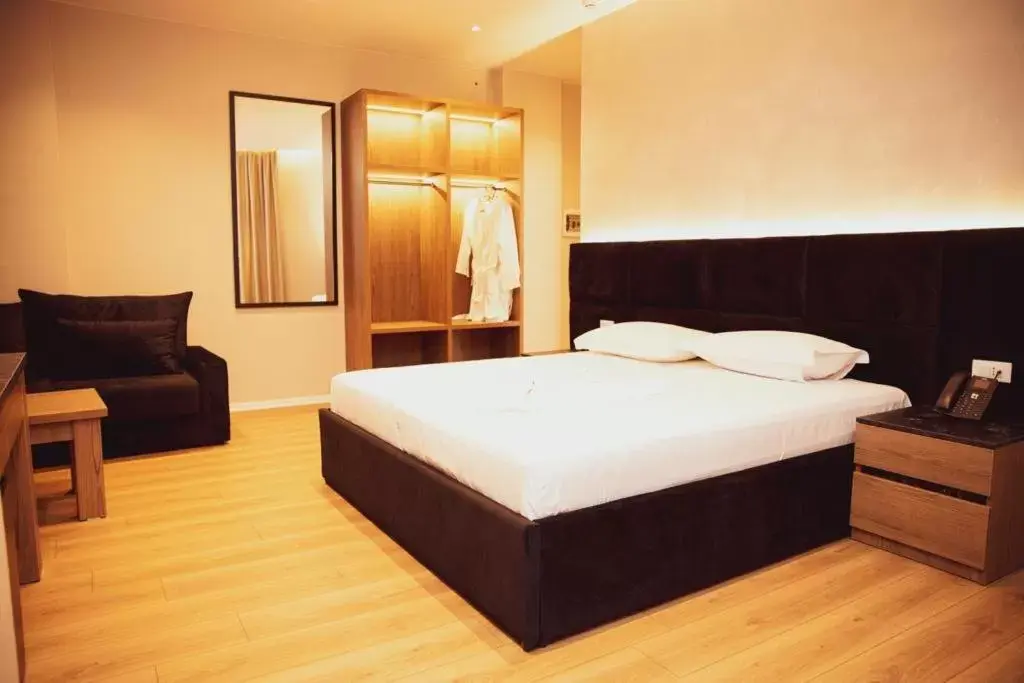 Double Room in Hotel Continental Double Room in Hotel Continental