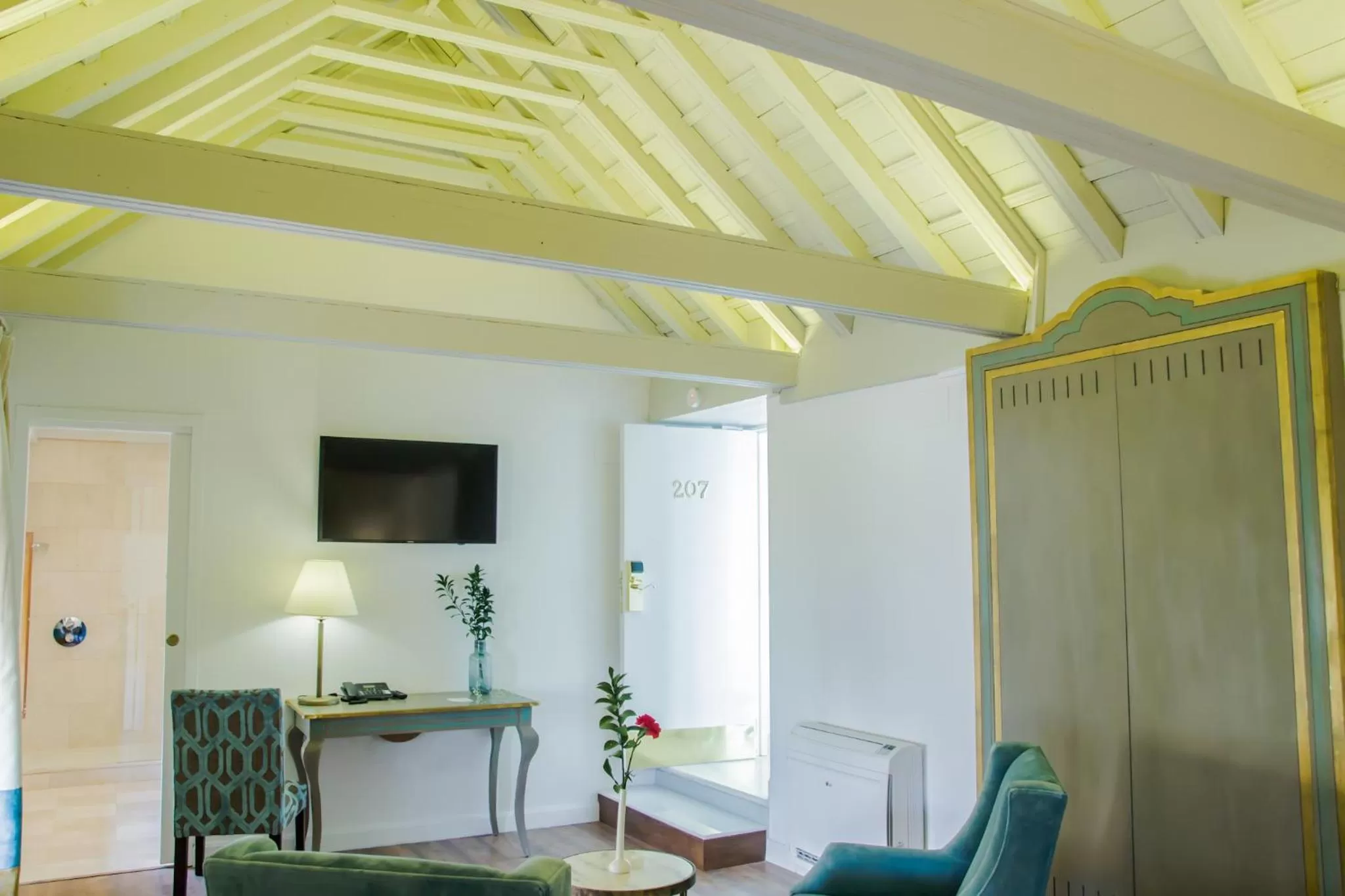 TV and multimedia in Halo Boutique Hotel