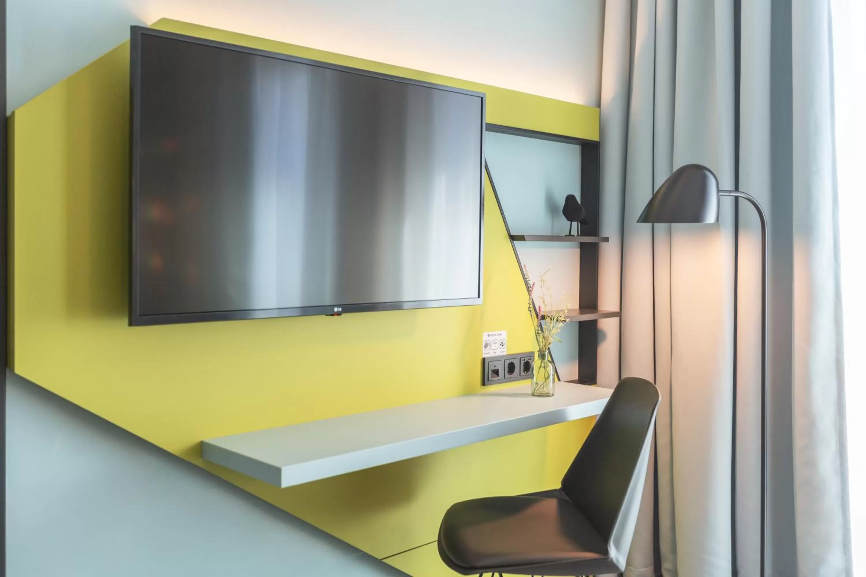 TV and multimedia in Holiday Inn - the niu, Seven Dusseldorf Ost by IHG