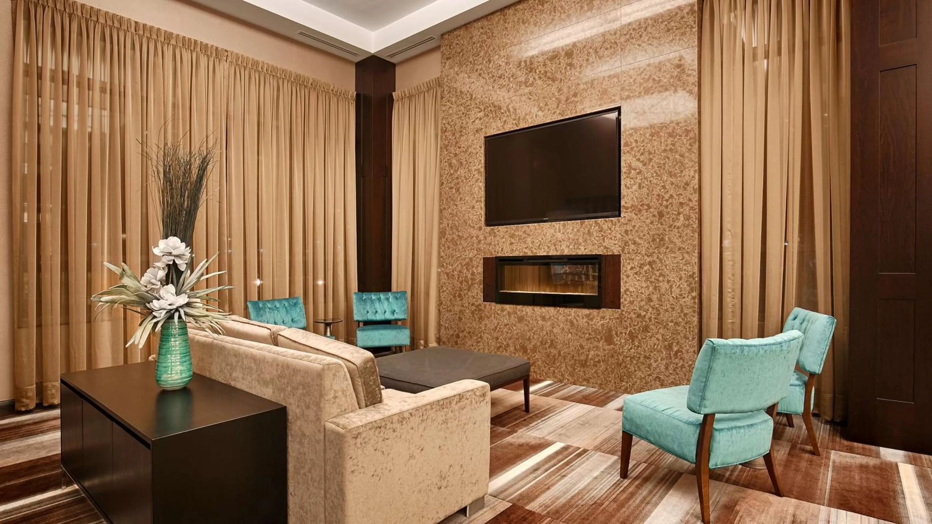 Communal lounge/ TV room in Best Western Plus Lamplighter Inn & Conference Centre