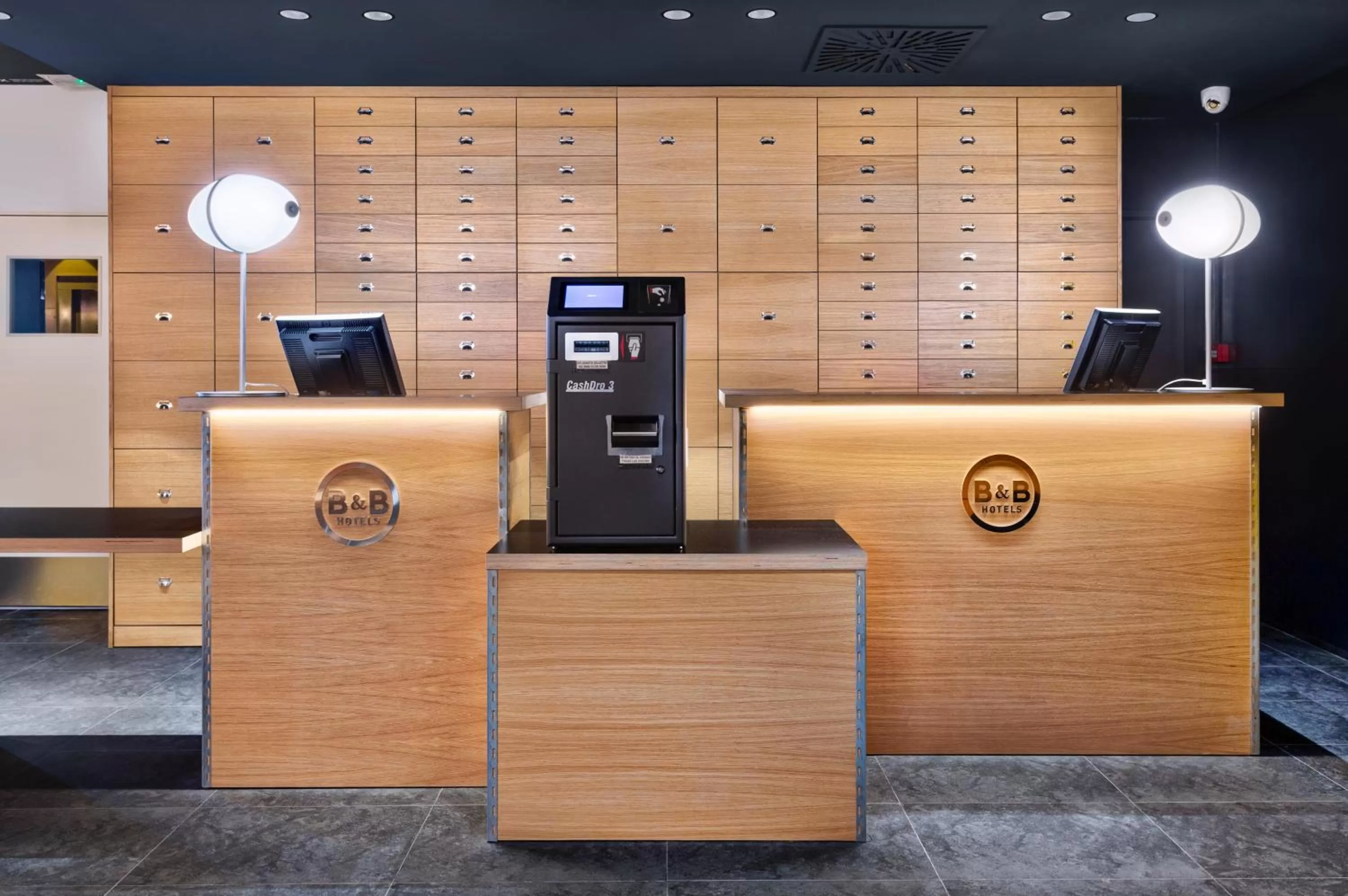 Lobby or reception in B&B HOTEL Castellón