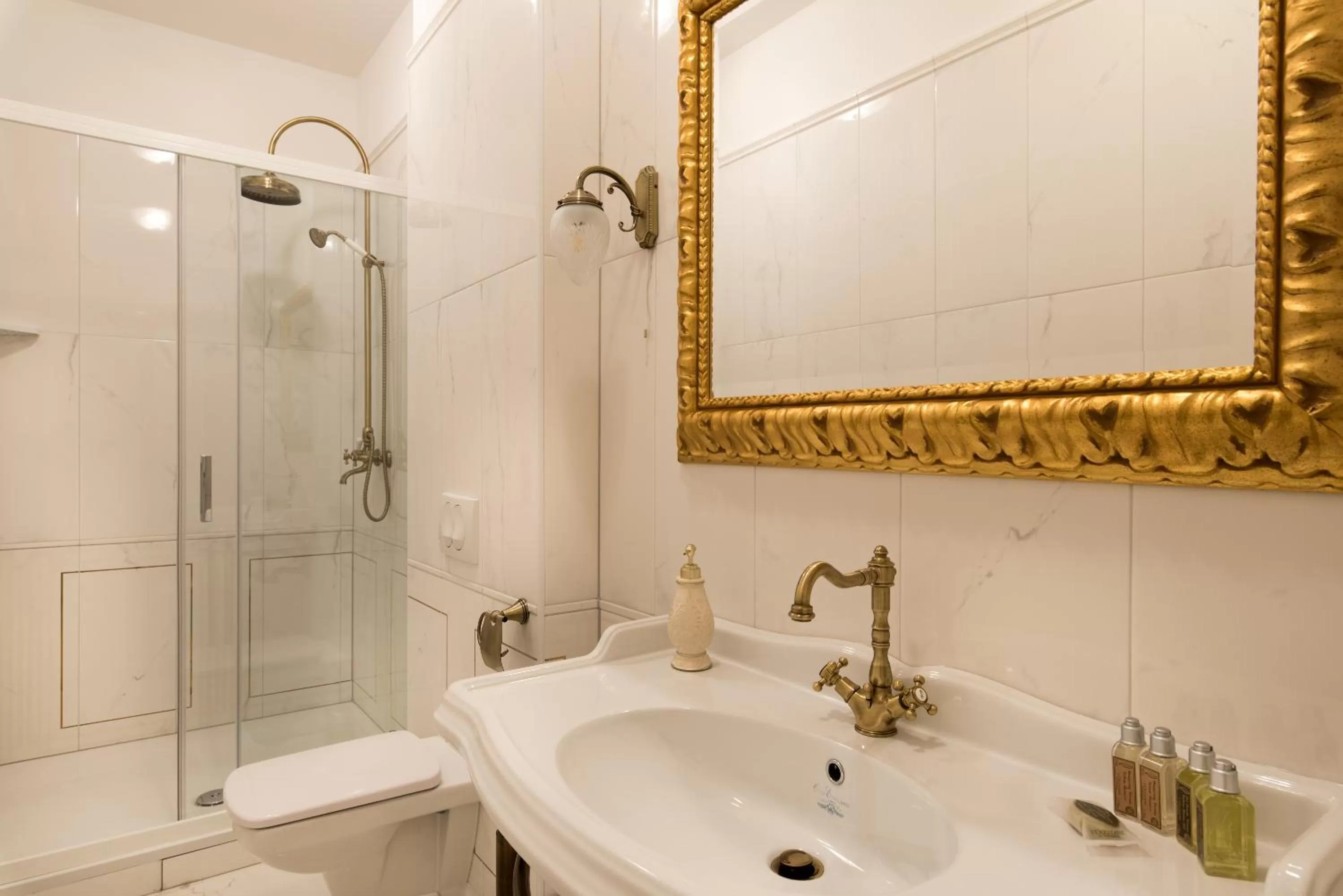 Shower in Central Square Heritage Hotel