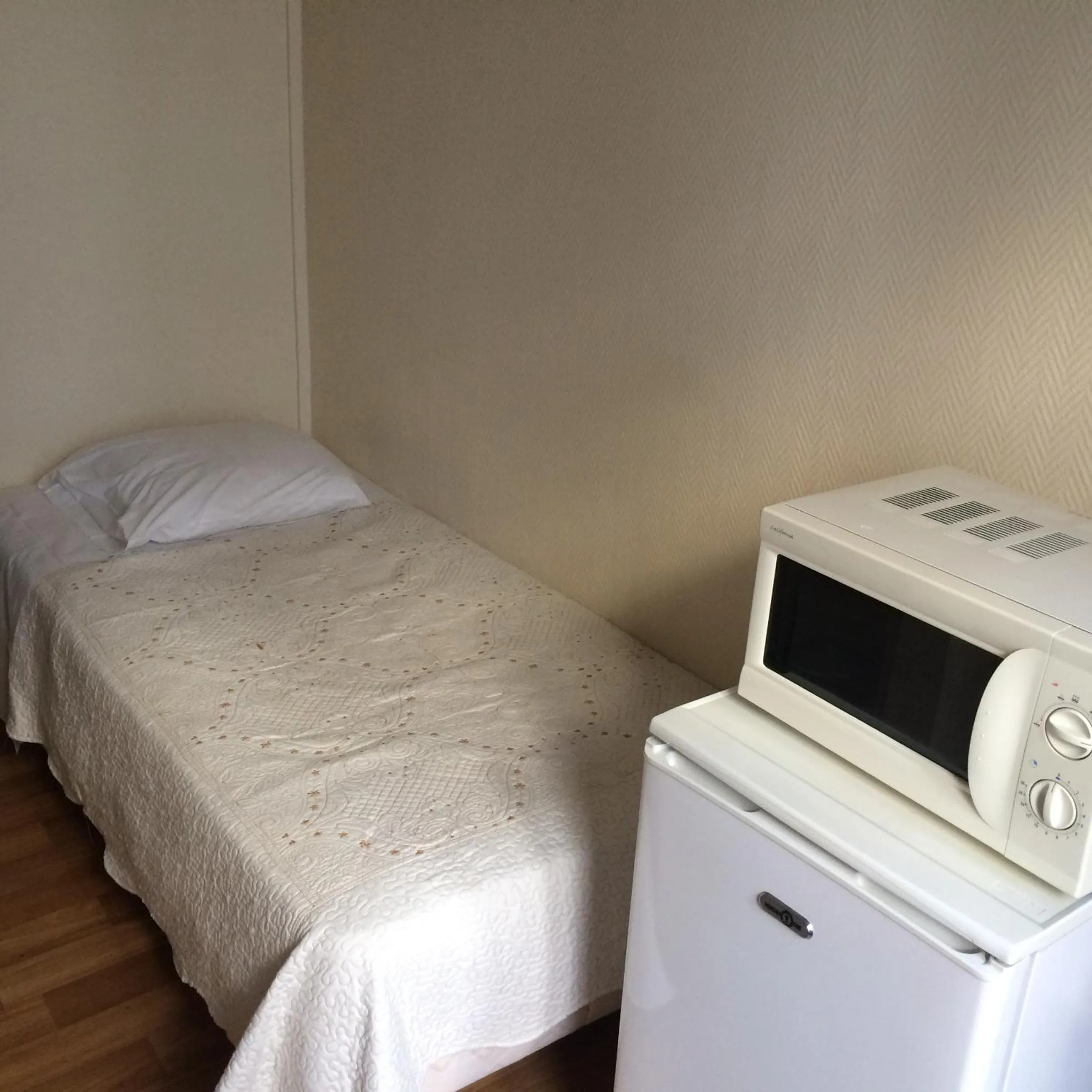 Photo of the whole room in Au Royal Mad