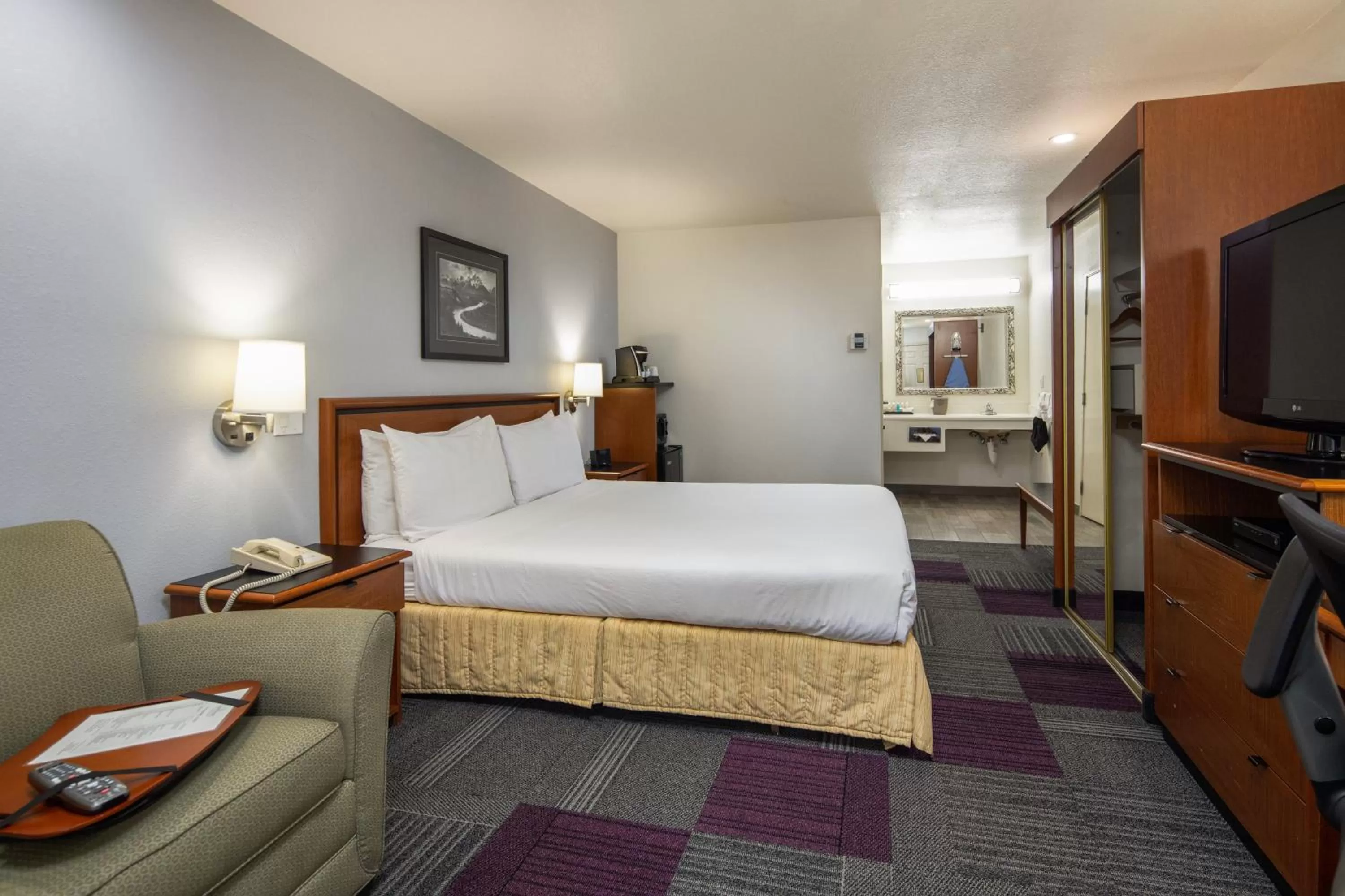 Photo of the whole room, Bed in Atherton Park Inn and Suites