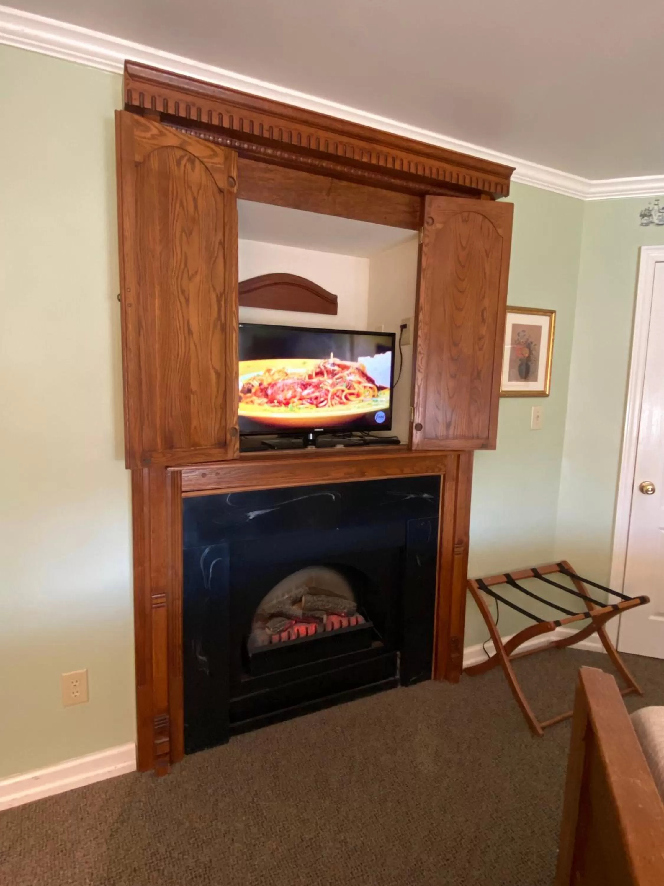 TV and multimedia, TV/Entertainment Center in The Cypress Inn