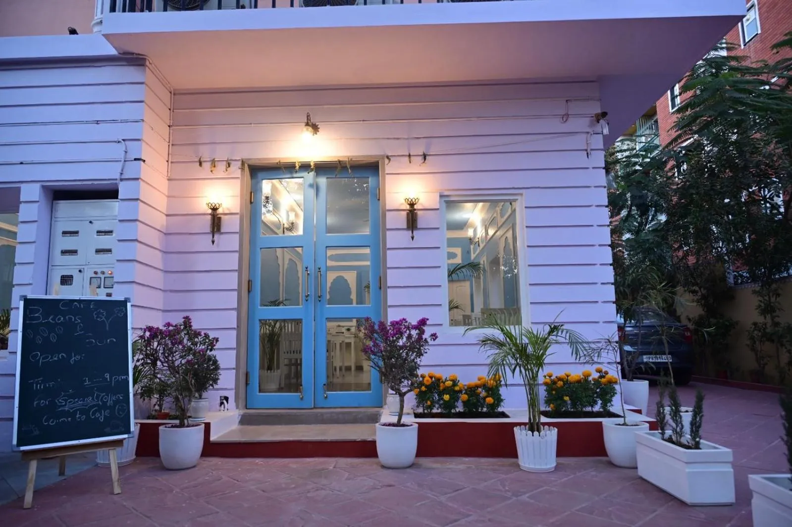 Restaurant/places to eat in Anuraag Villa