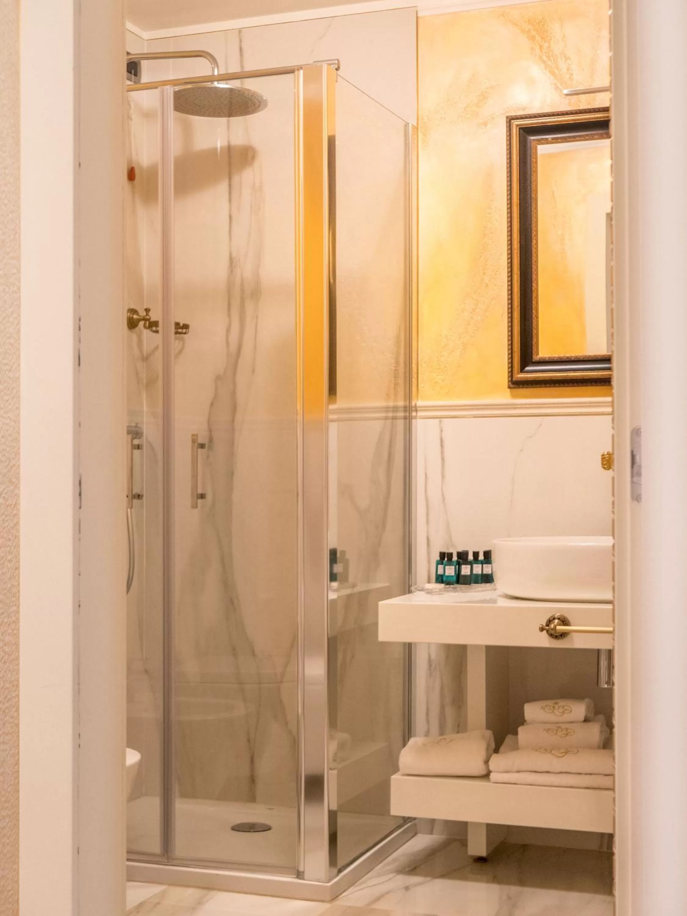 Shower in EGO' Boutique Hotel - The Silk Road