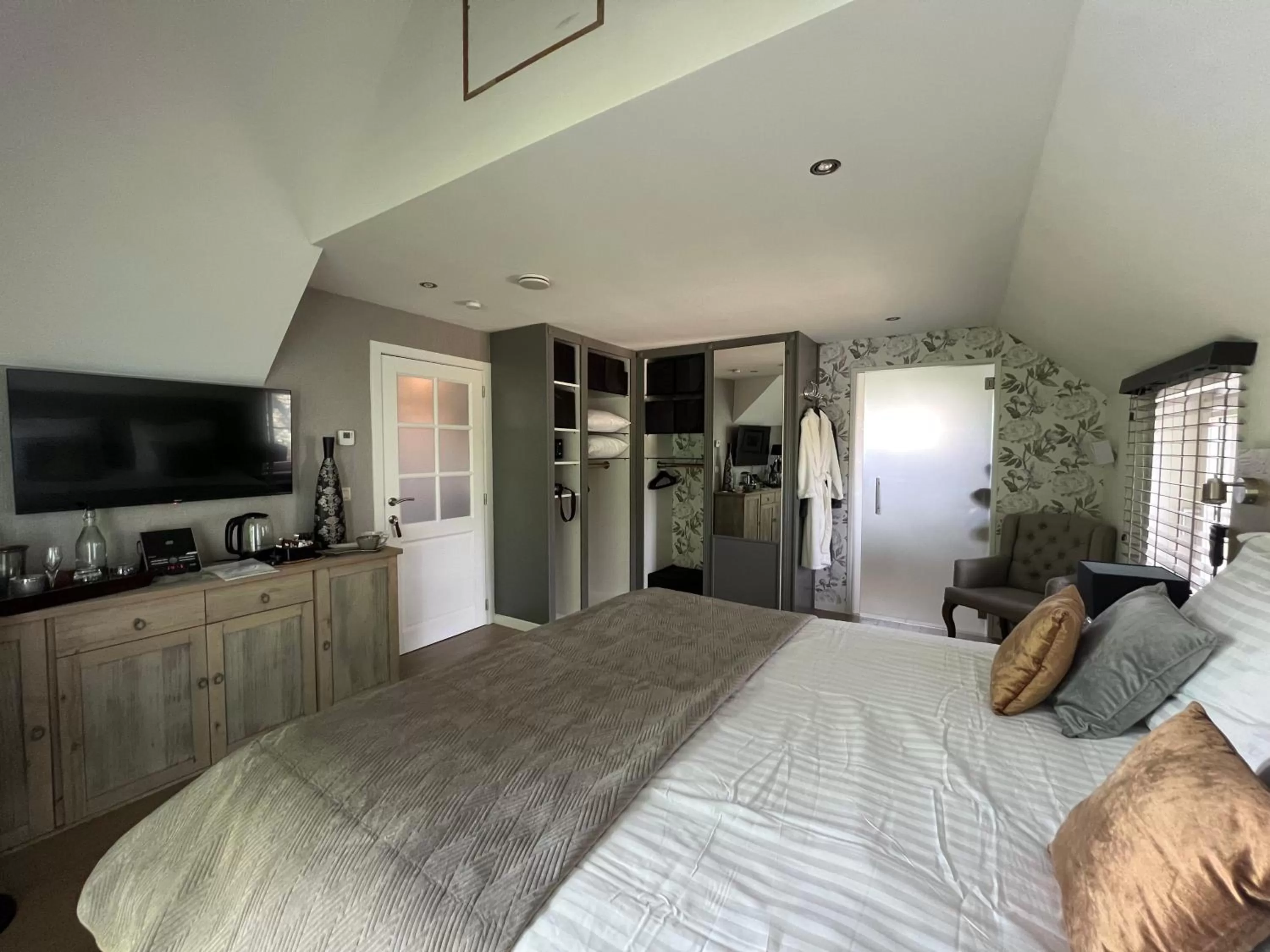 Bedroom, TV/Entertainment Center in Bed & Bokes aan de Maaskant