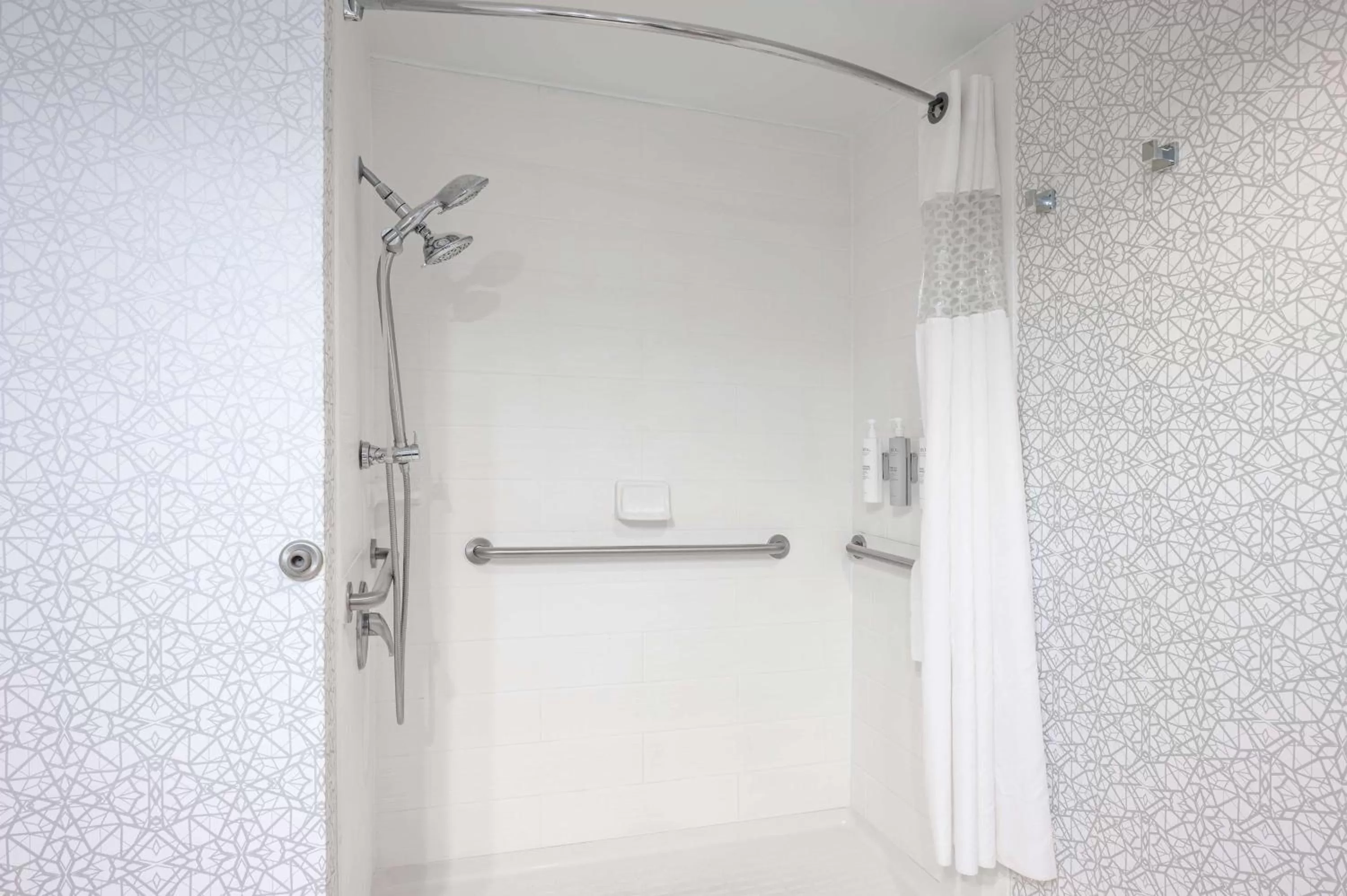 Bathroom in Hampton Inn Baltimore/White Marsh