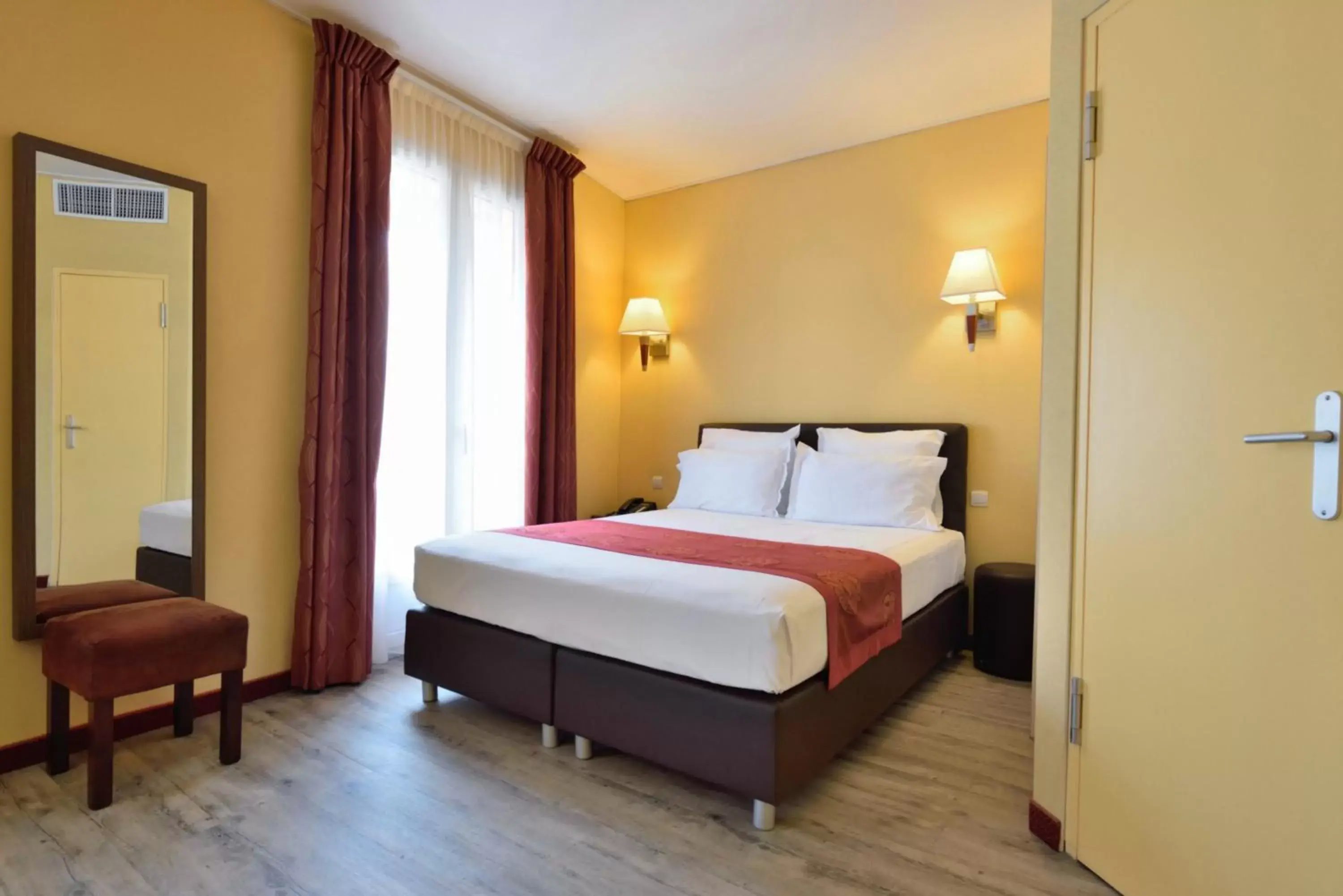Superior Double Room with Balcony in Hotel Capitole Superior Double Room with Balcony in Hotel Capitole