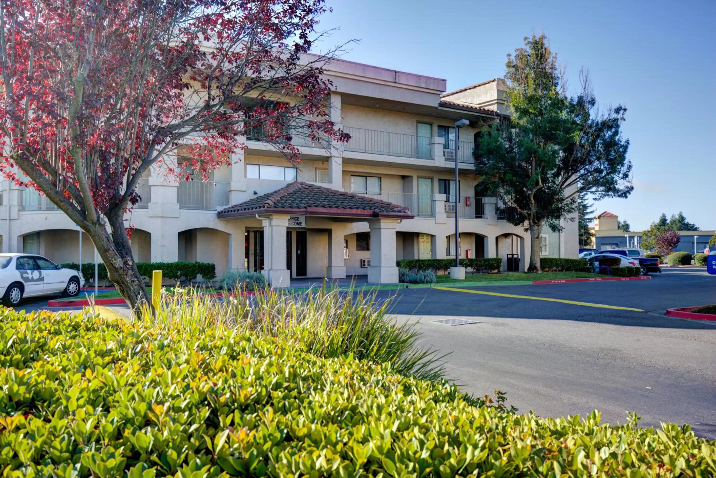 Property building in Inn at Rohnert Park